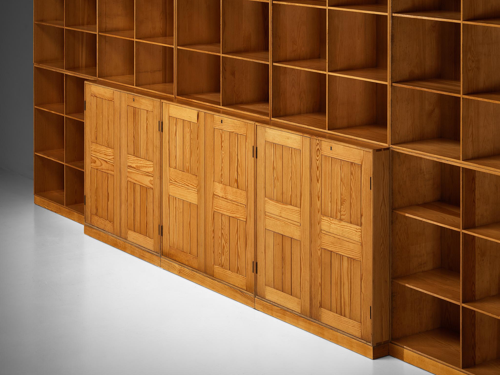 Mogens Koch for Rud. Radmussen Substantial Modular Library in Pine In Good Condition For Sale In Waalwijk, NL
