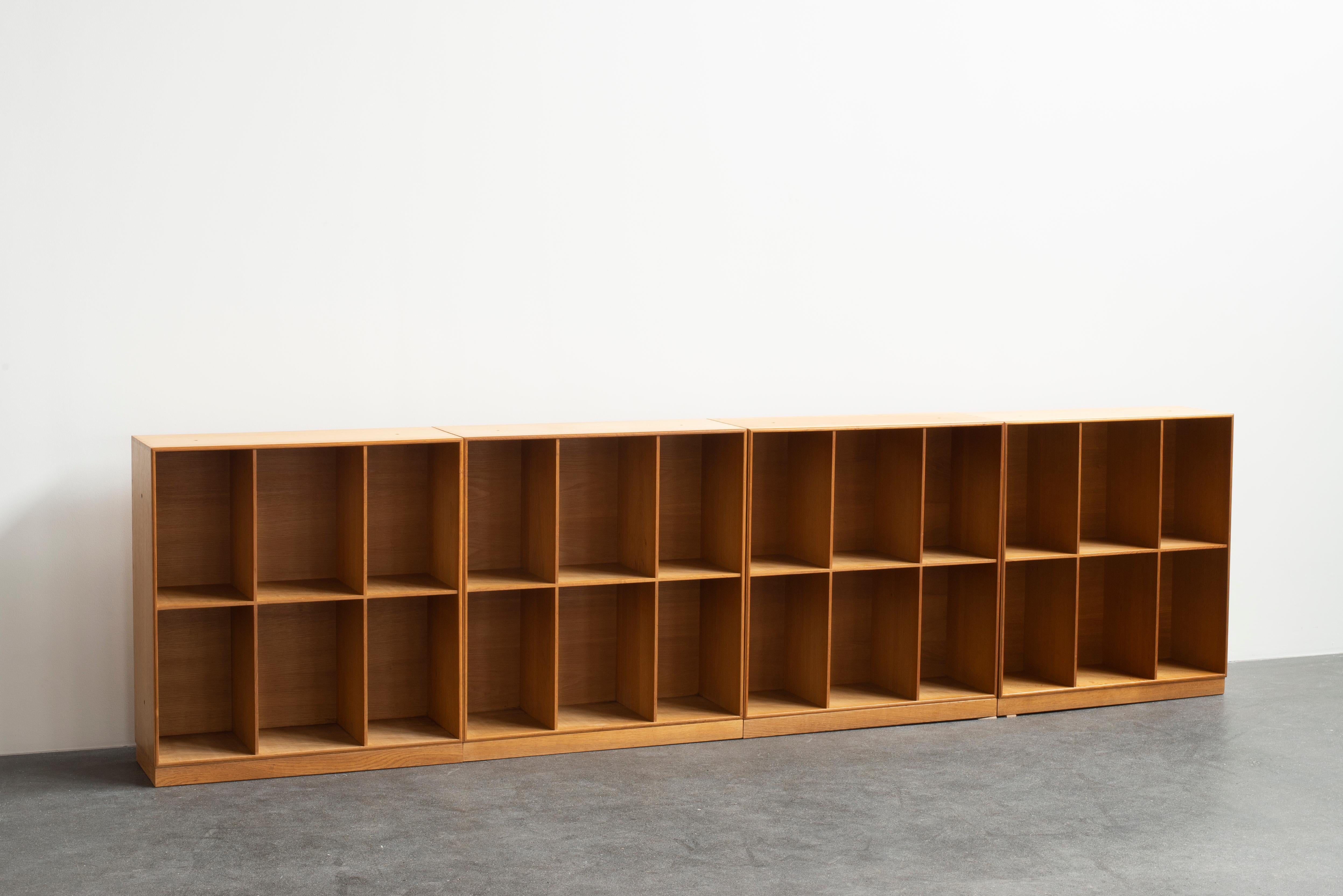 Mogens Koch four bookcases with plinths. Executed by Rud Rasmussen.

Reverse with paper labels ‘RUD. RASMUSSENS/SNEDKERIER/45 NØRREDBROGADE/KØBENHAVN.