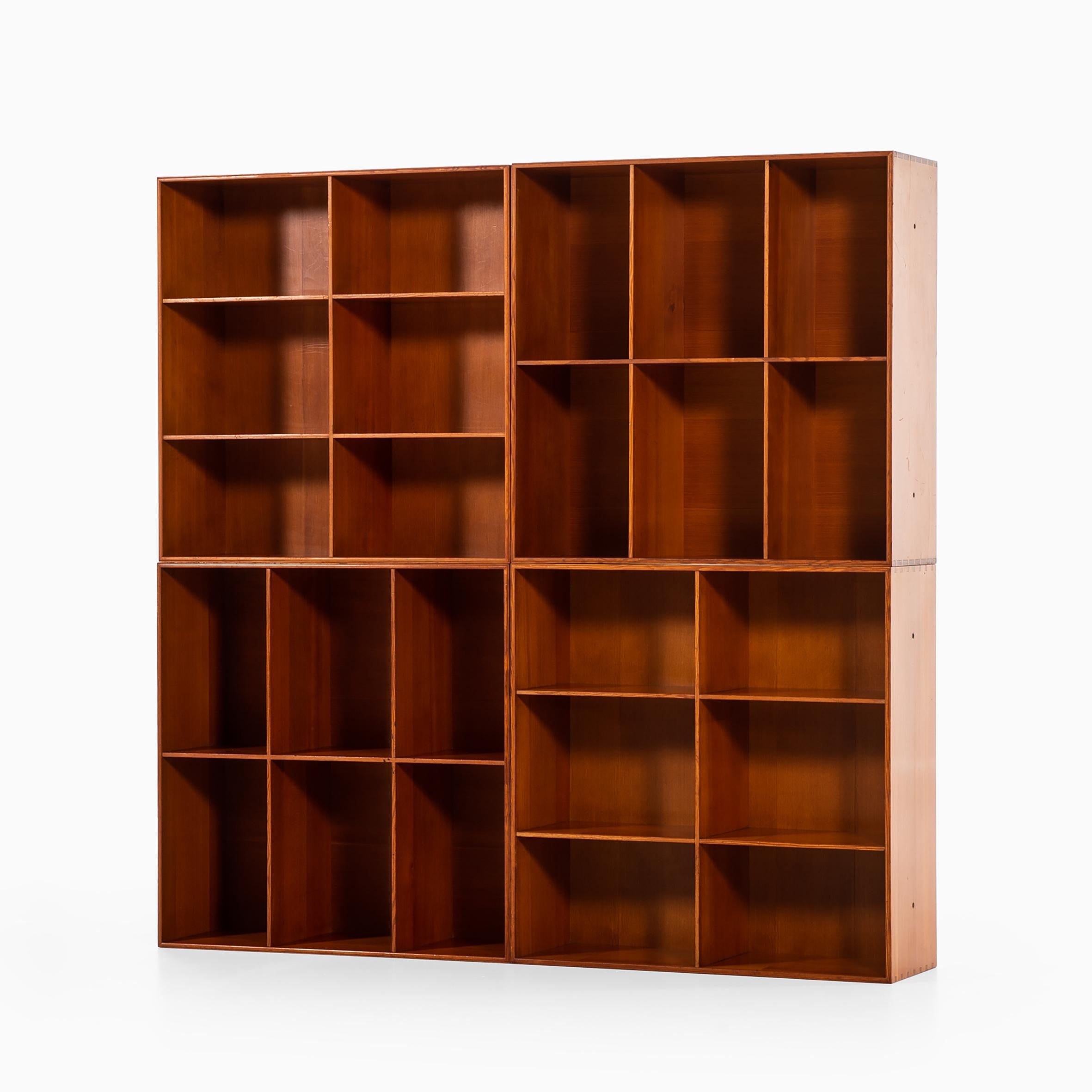 Mogens Koch

Quattro librerie

Quattro librerie quadrate in pino dell'Oregon con sei custodie rettangolari ciascuna.
Sul retro è riportata l'etichetta 