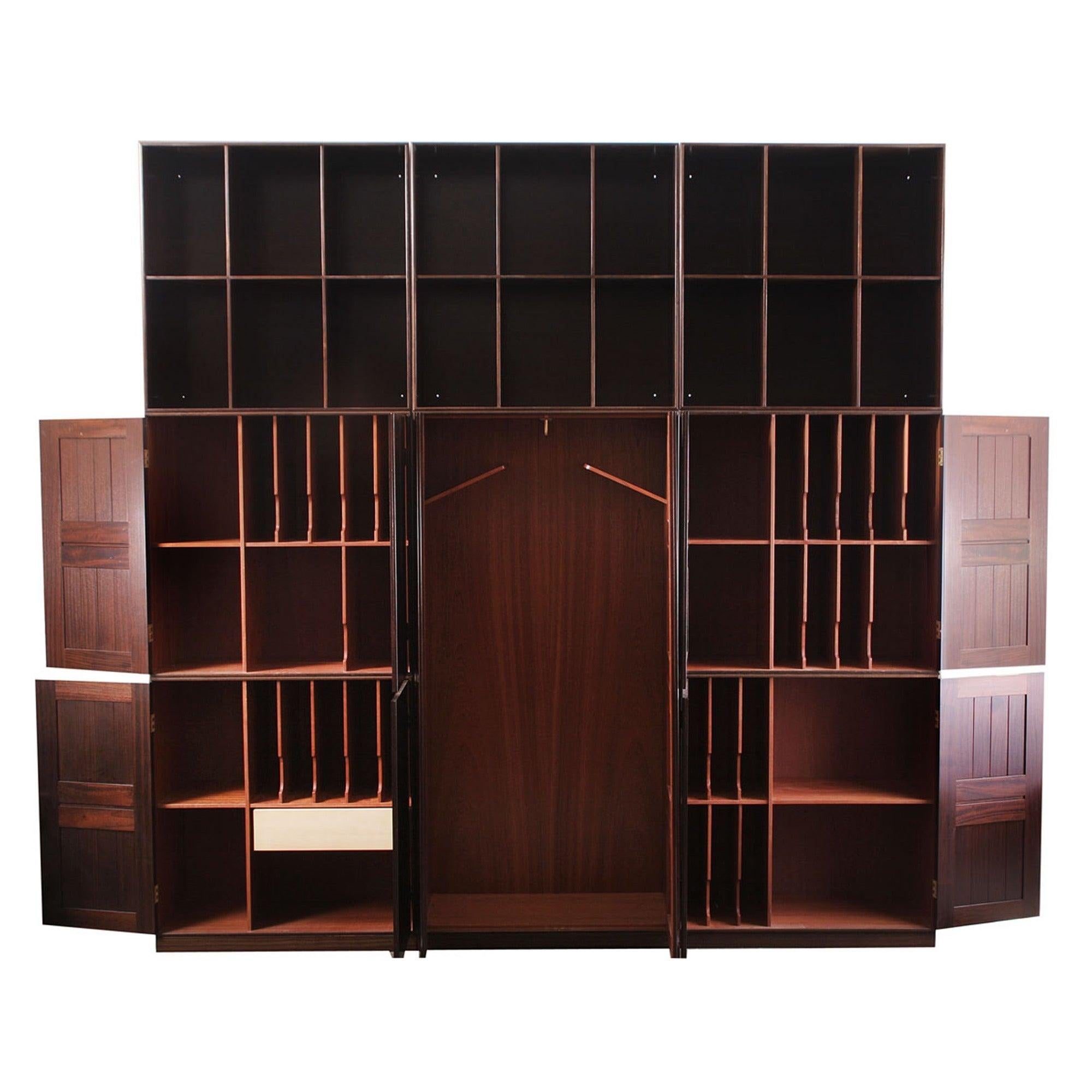 una collezione di scaffali e contenitori modulari in mogano fumé realizzata con casse in legno massiccio con incastri a coda di rondine. il set è composto da 4 armadi a due ante, 3 librerie aperte e 1 armadio guardaroba. (Libreria da 11