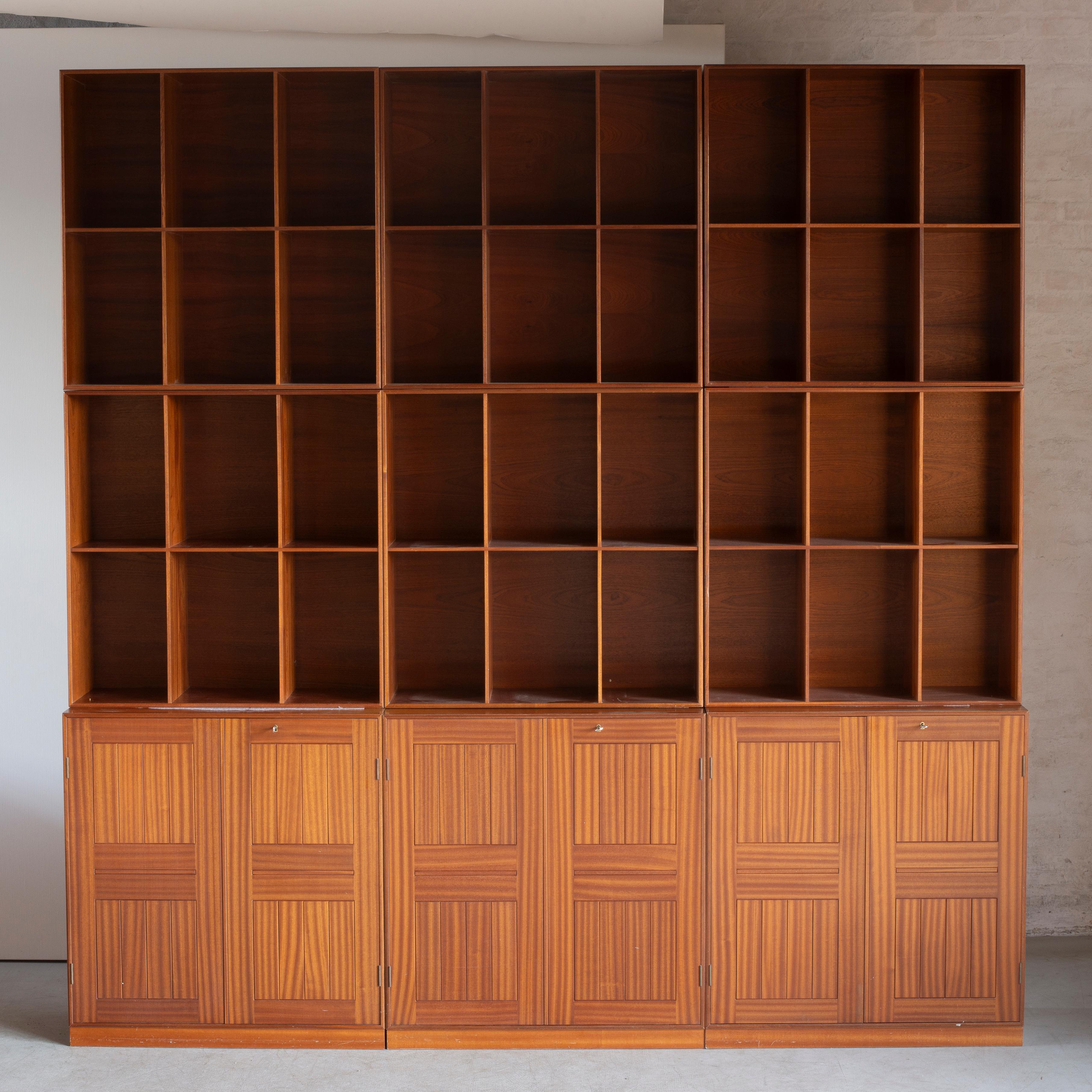 Libreria Mogens Koch in mogano. Tre armadi e sei librerie. Eseguito da Rud Rasmussen.

Il rovescio presenta l'etichetta cartacea 