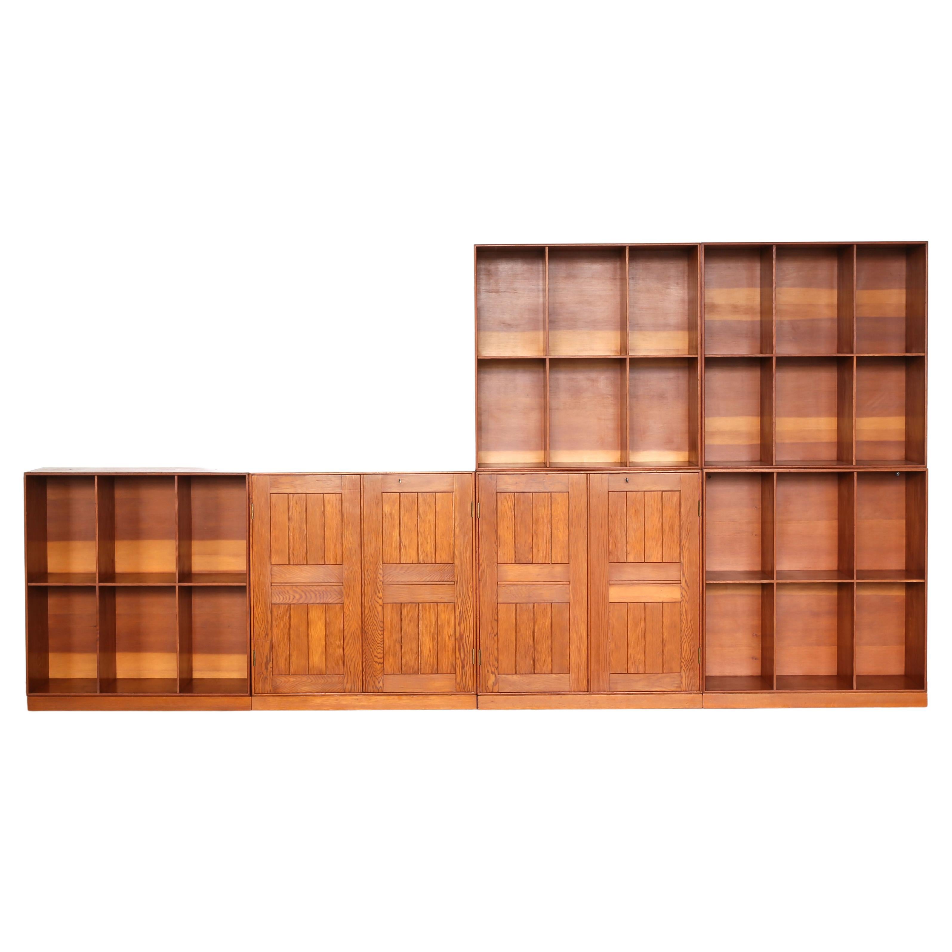 Eine modulare Bibliothek von Mogens Koch in Oregon Pine, bestehend aus zwei Schränken und vier Bücherkisten mit Sockeln. 

Entworfen 1928 - 1932, ausgeführt bei der Schreinerei Rud. Rasmussen, Kopenhagen, Dänemark. Alle Stücke sind auf der Rückseite