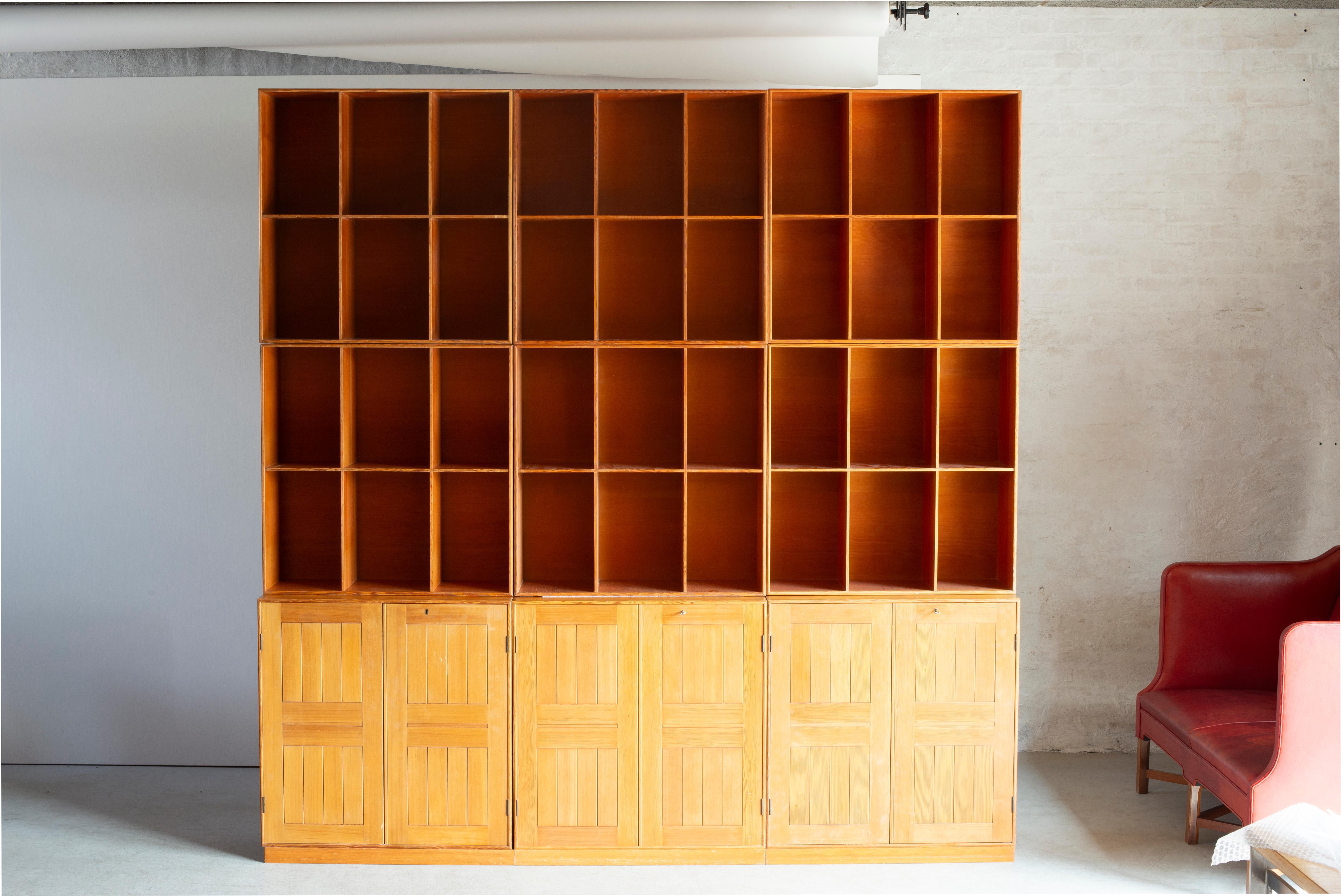 Biblioteca Mogens Koch a Oregon Pine. Tre armadi e sei librerie. Eseguito da Rud Rasmussen.

Il rovescio presenta l'etichetta cartacea 