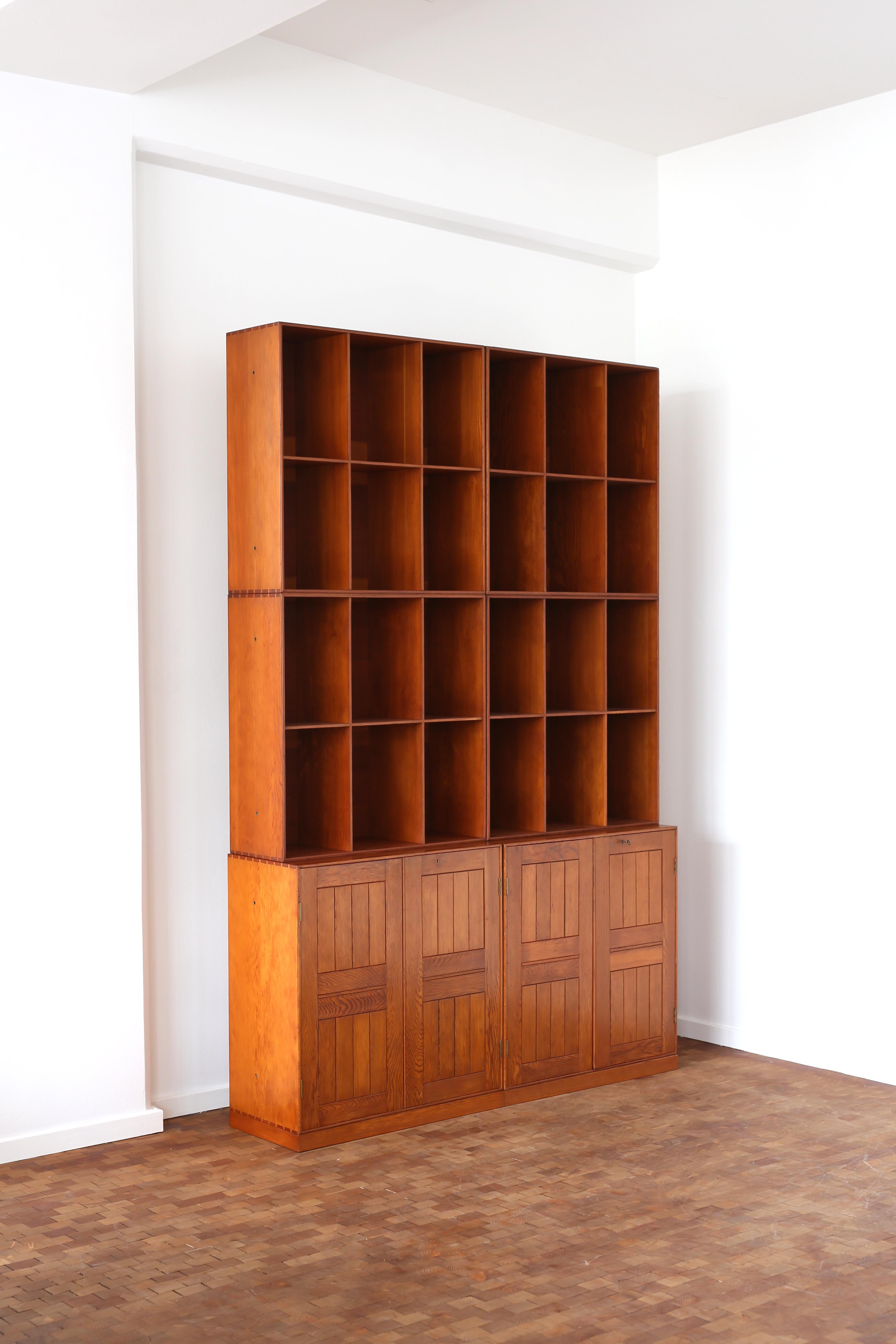 Biblioteca Mogens Koch en Oregón Pino para Rud. Rasmussen en Bueno estado para la venta en Copenhagen, DK