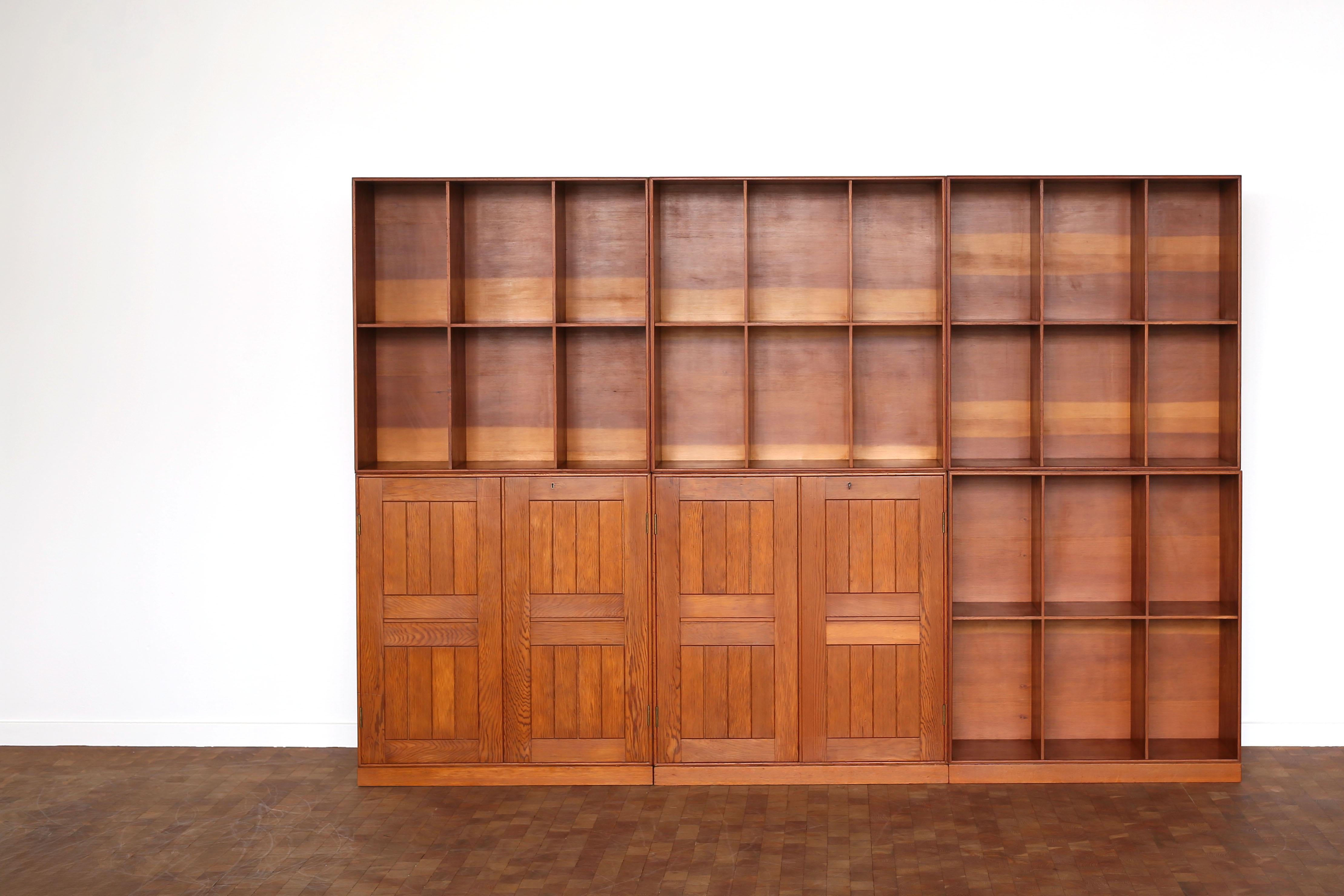 Biblioteca Mogens Koch en Oregón Pino para Rud. Rasmussen mediados del siglo XX en venta