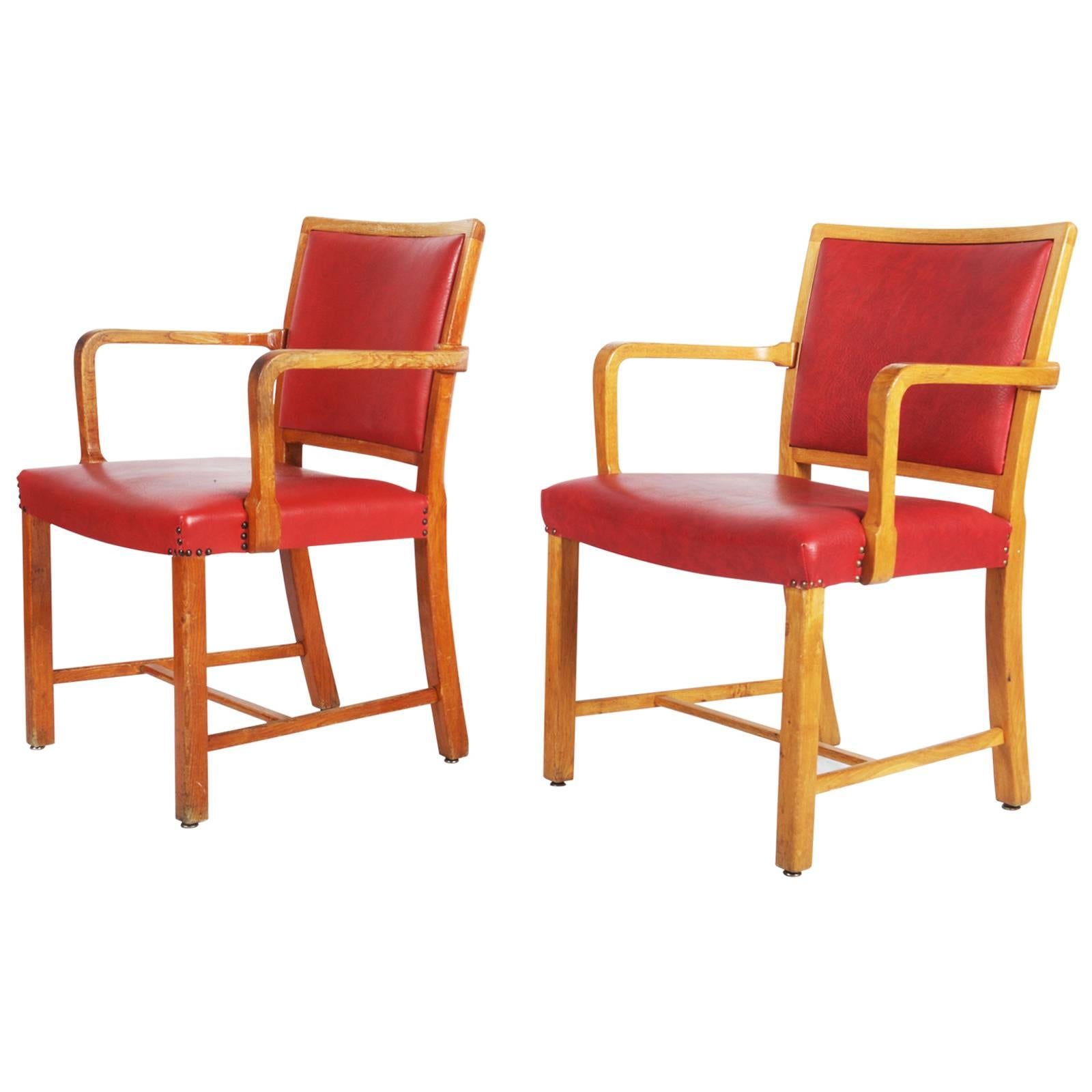 Extremely rare armchairs, frame made of lacquered oak and upholstered in red artificial leather. Character as part of the original furniture to the State Hospital in Sønderborg, as Mogens Koch drew in 1936.
Very used and have to be restored and