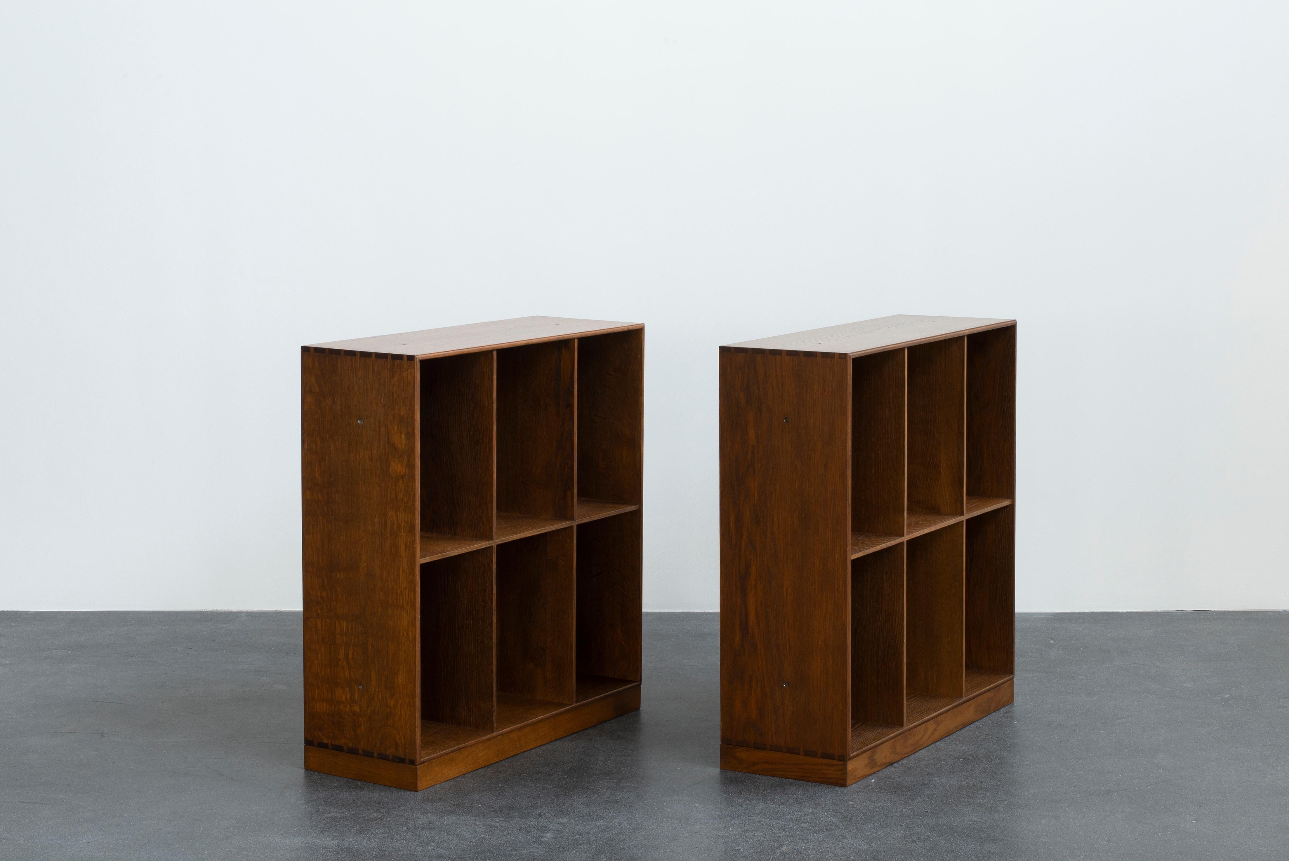 Mogens Koch Pair of Bookcases in Oak for Rud Rasmussen In Good Condition For Sale In Copenhagen, DK