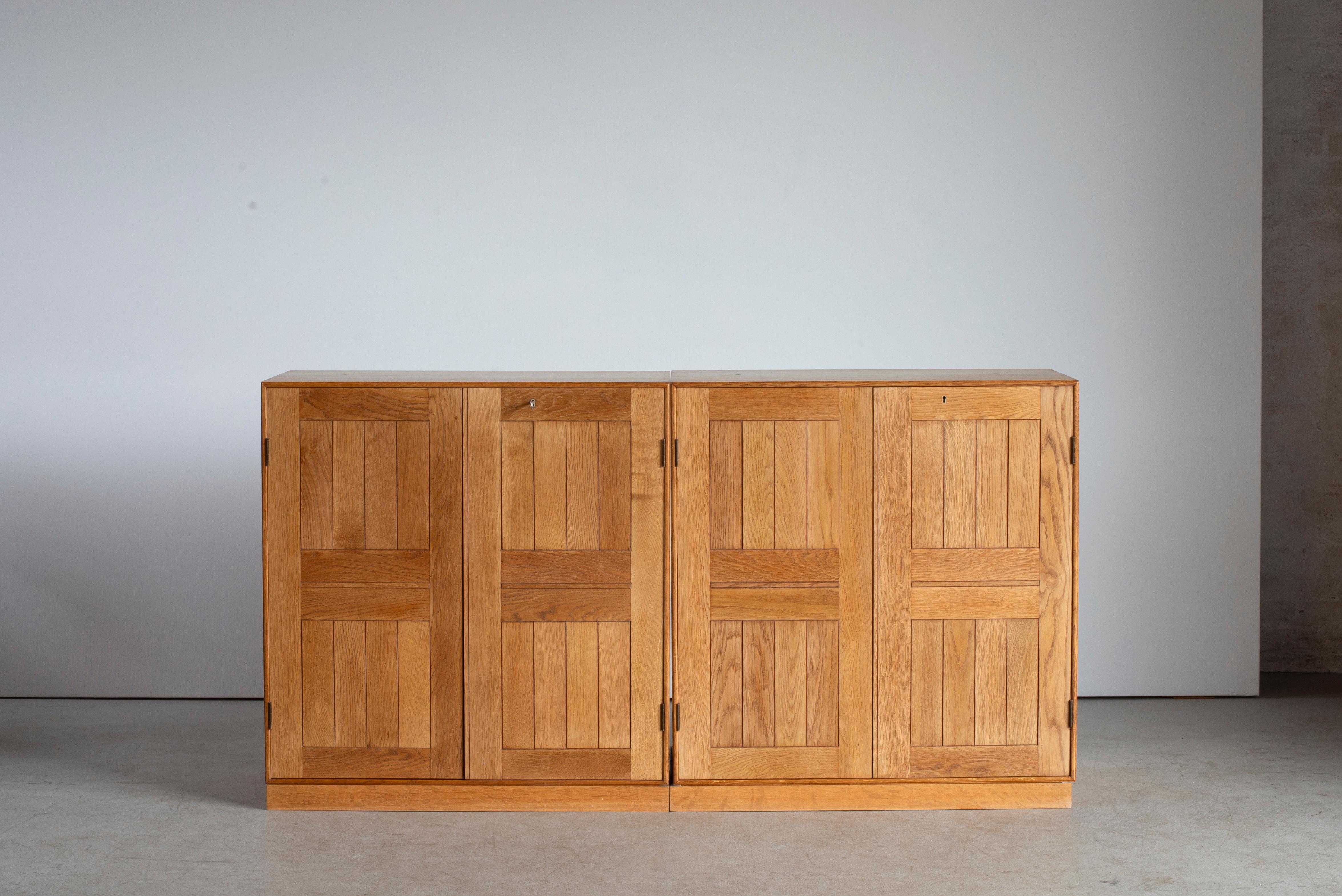 Coppia di armadi Mogens Koch in Oak. Eseguito da Rud. Rasmussen.