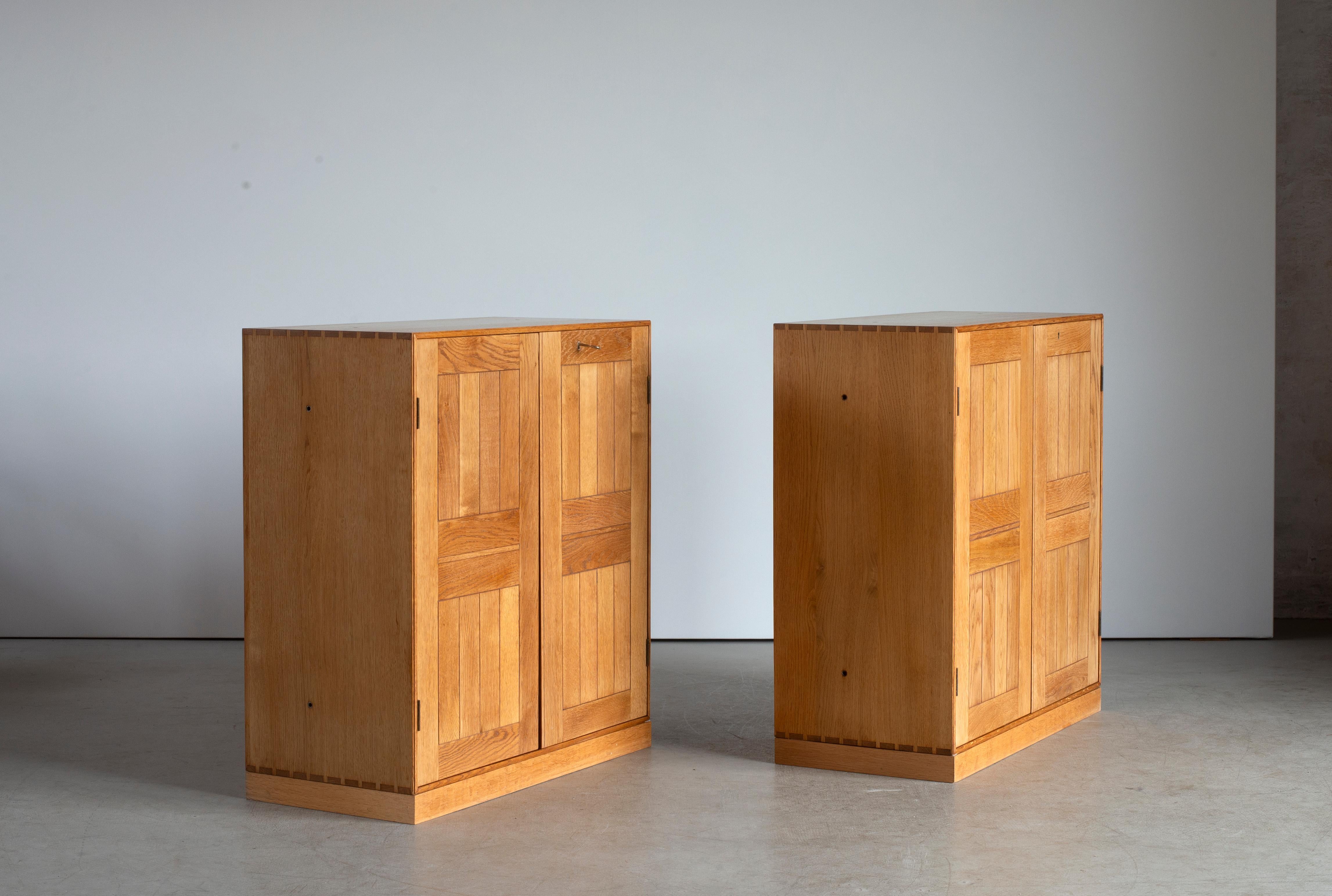 Scandinavo moderno Mogens Koch Coppia di armadietti in Oak per Rud, Rasmussen in vendita