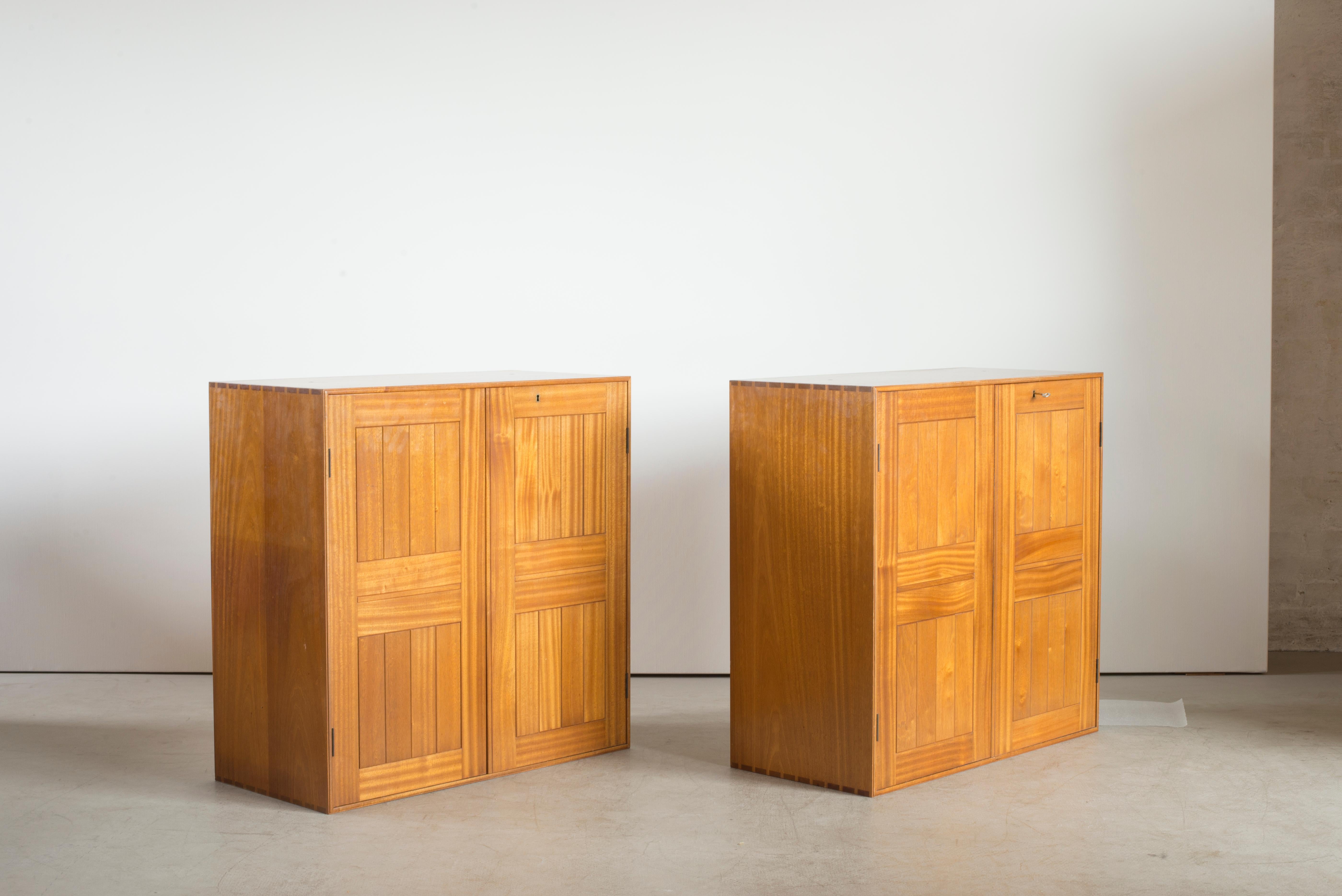 Mogens Koch pair of wall-mounted cabinets in mahogany. Executed by Rud. Rasmussen.

Reverse with manufacturer's paper label RUD. RASMUSSEN / SNEDKERIER / 45 NØRREBROGADE / KØBENHAVN.