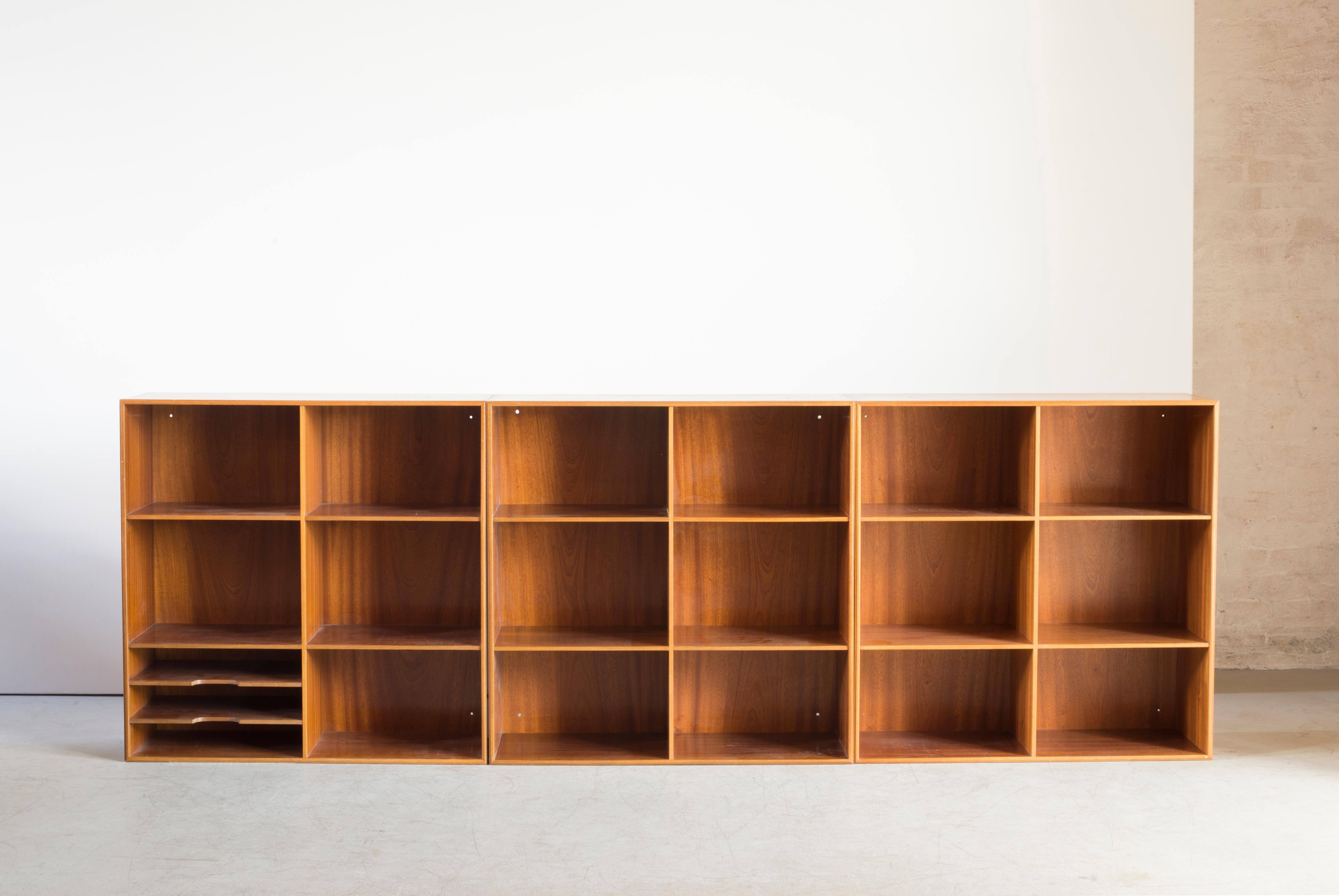 Mogens Koch set of three bookcases of mahogany. Executed by Rud Rasmussen.

Reverse with paper labels ‘RUD. RASMUSSENS/SNEDKERIER/45 NØRREBROGADE/KØBENHAVN.