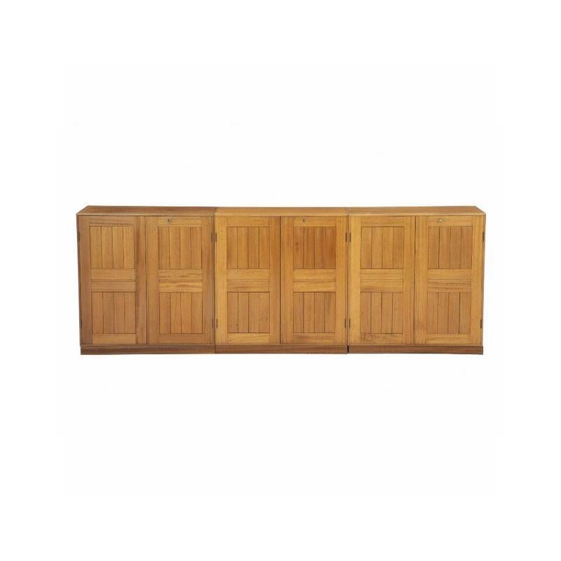 Mogens Koch Ensemble de trois armoires pour les ébénistes Rud Rasmussen. Pin blond. C.C.C.
Dimensions : H 76 x L 152 x P 28 cm
Rud. Rasmussen, l'un des plus anciens ateliers d'ébénisterie du Danemark, a été créé en 1869 par Rudolph Rasmussen à