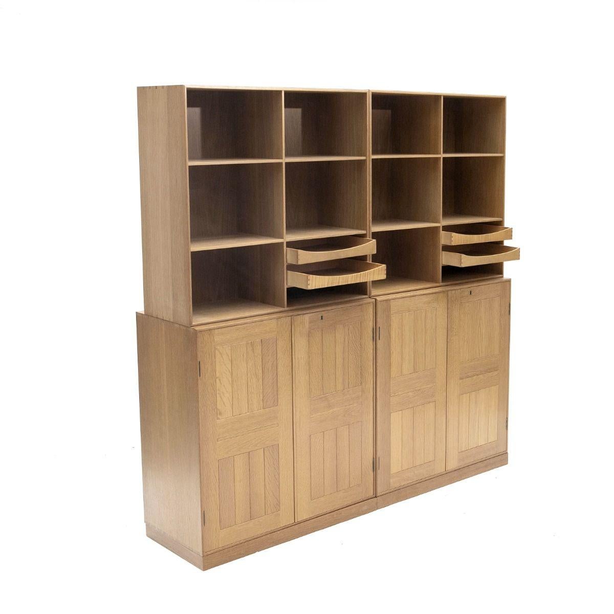 Danese Sistema di scaffalature in rovere massiccio Mogens Koch con armadi e librerie in vendita