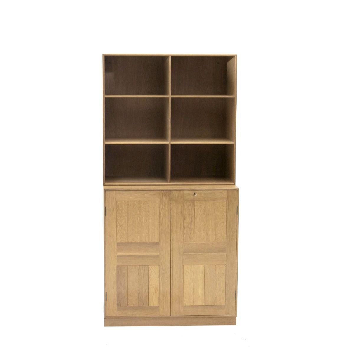 XX secolo Sistema di scaffalature in rovere massiccio Mogens Koch con armadi e librerie in vendita