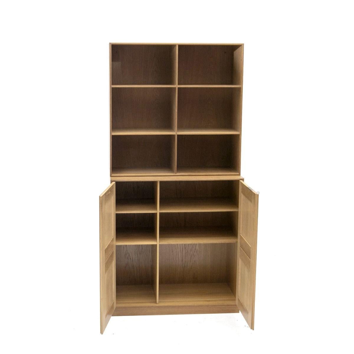Ottone Sistema di scaffalature in rovere massiccio Mogens Koch con armadi e librerie in vendita
