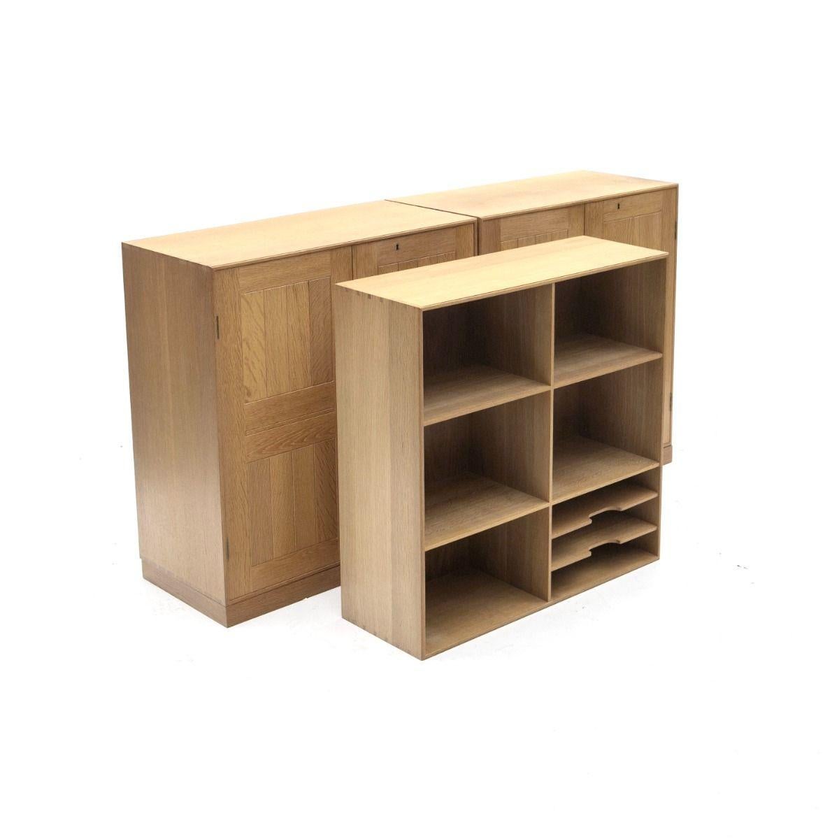 Sistema di scaffalature in rovere massiccio Mogens Koch con armadi e librerie in vendita 1