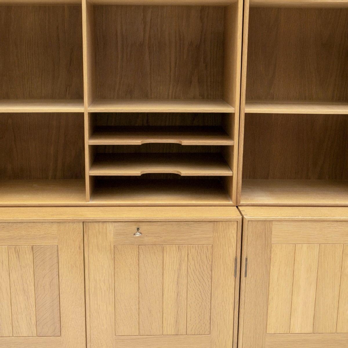 Sistema di scaffalature in rovere massiccio Mogens Koch con armadi e librerie in vendita 2