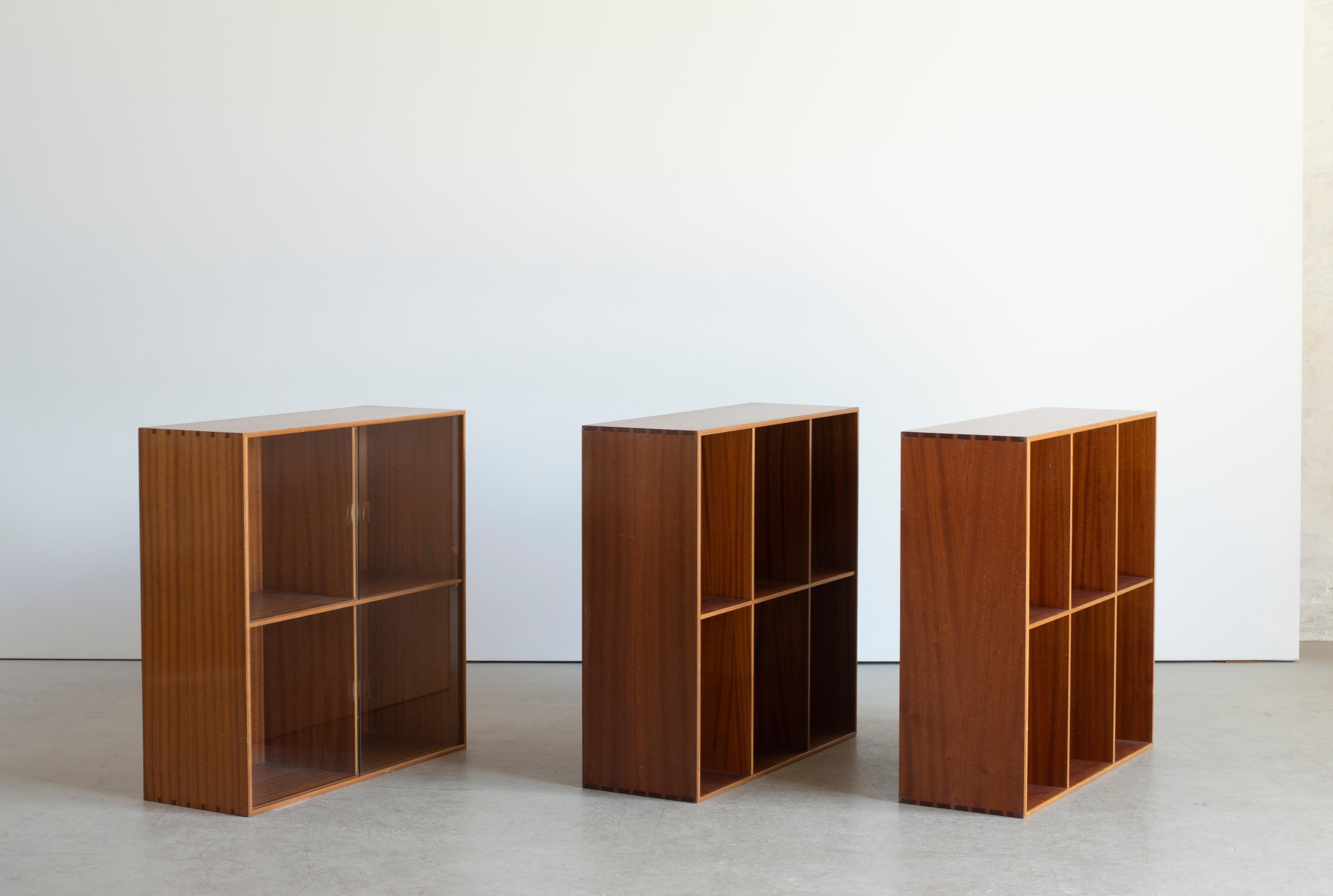 Scandinavo moderno Tre librerie in mogano Mogens Koch per Rud, Rasmussen in vendita