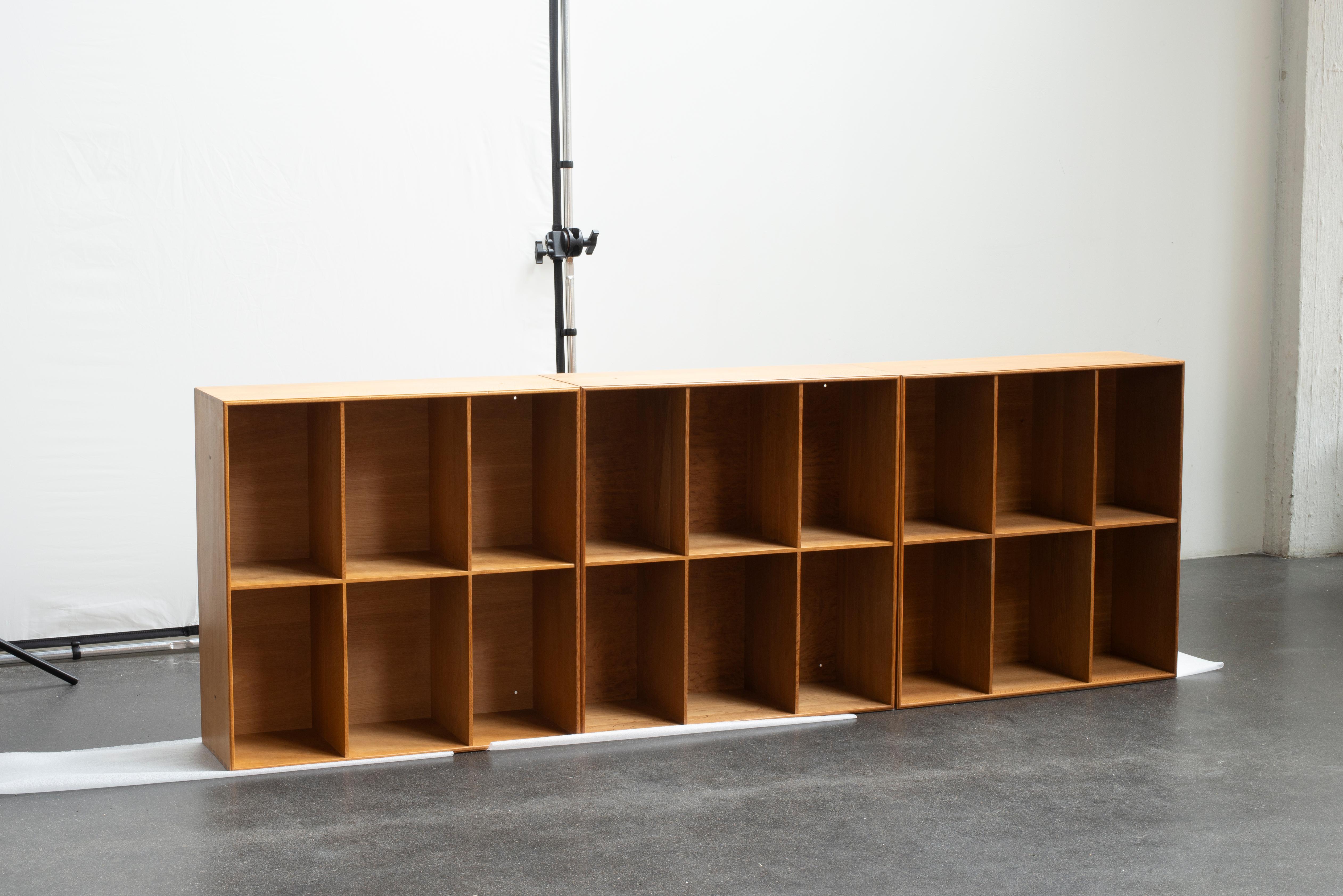 Mogens Koch tres librerías de Roble. Ejecutado por Rud. Rasmussen.

El reverso con etiquetas de papel 