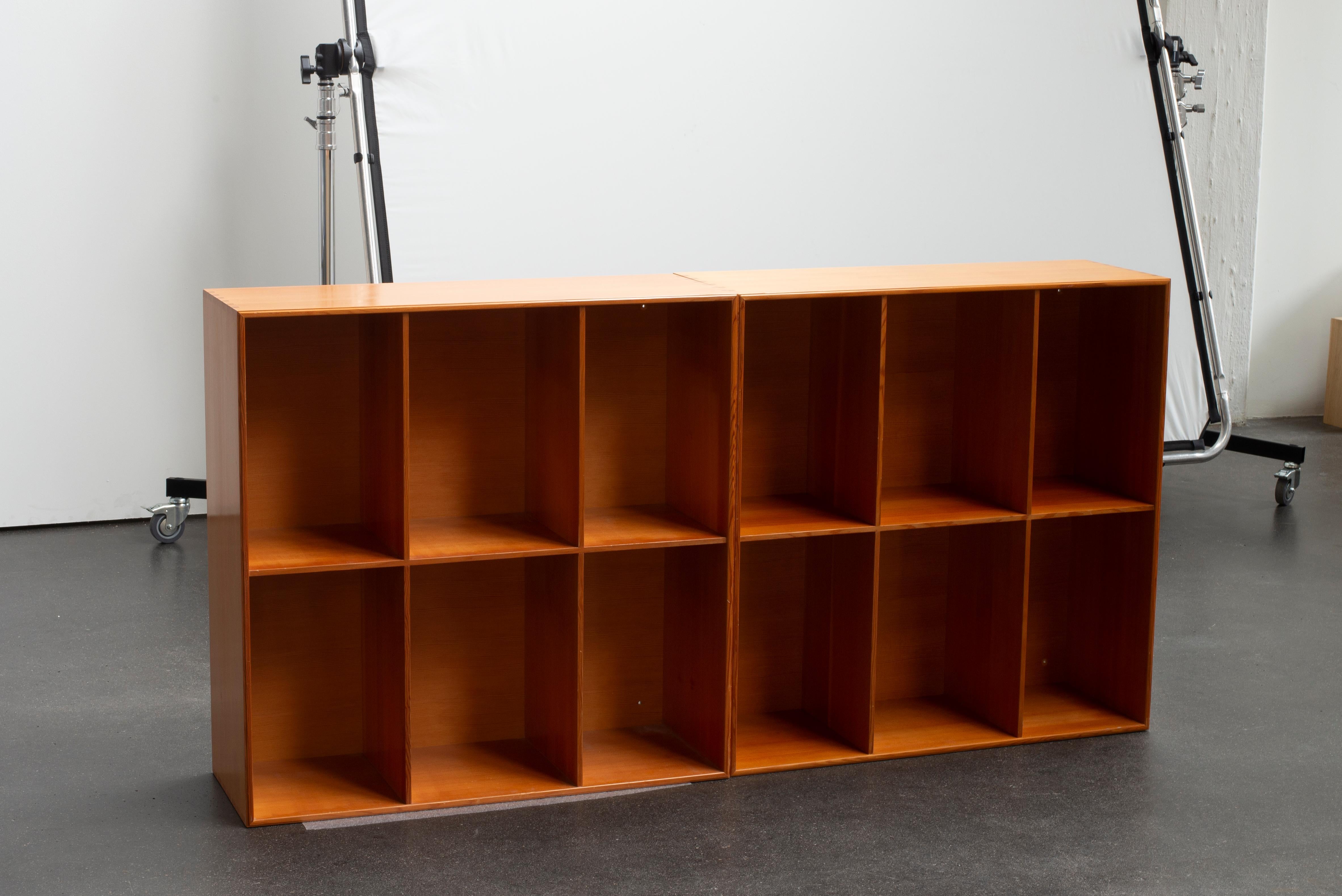 Scandinavo moderno Due librerie in pino dell'Oregon di Mogens Koch per Rud. Rasmussen in vendita