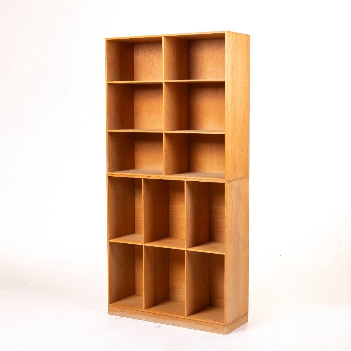Mogens Koch (danois, 1898-1992).
Système de bibliothèque composé de 2 armoires et d'une base, exécuté en chêne massif par 
Rud. Rasmussen, Copenhague, vers 1950-1960.
Avec l'étiquette du fabricant au verso.
Propriété de la même famille depuis son