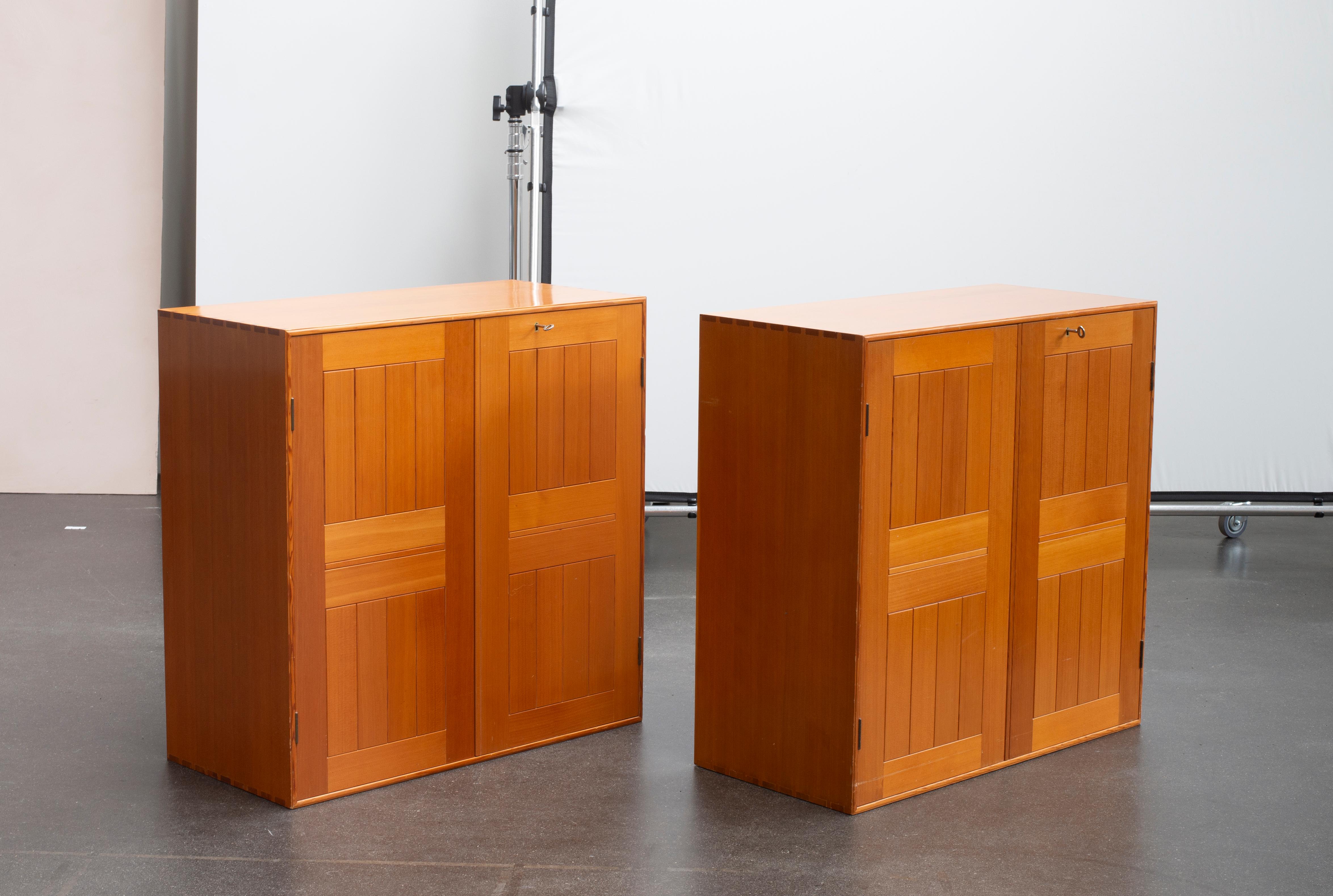 Mogens Koch Due armadi in pino dell'Oregon. Intarsi rimovibili. Eseguito da Rud. Rasmussen.

Il rovescio presenta l'etichetta cartacea 