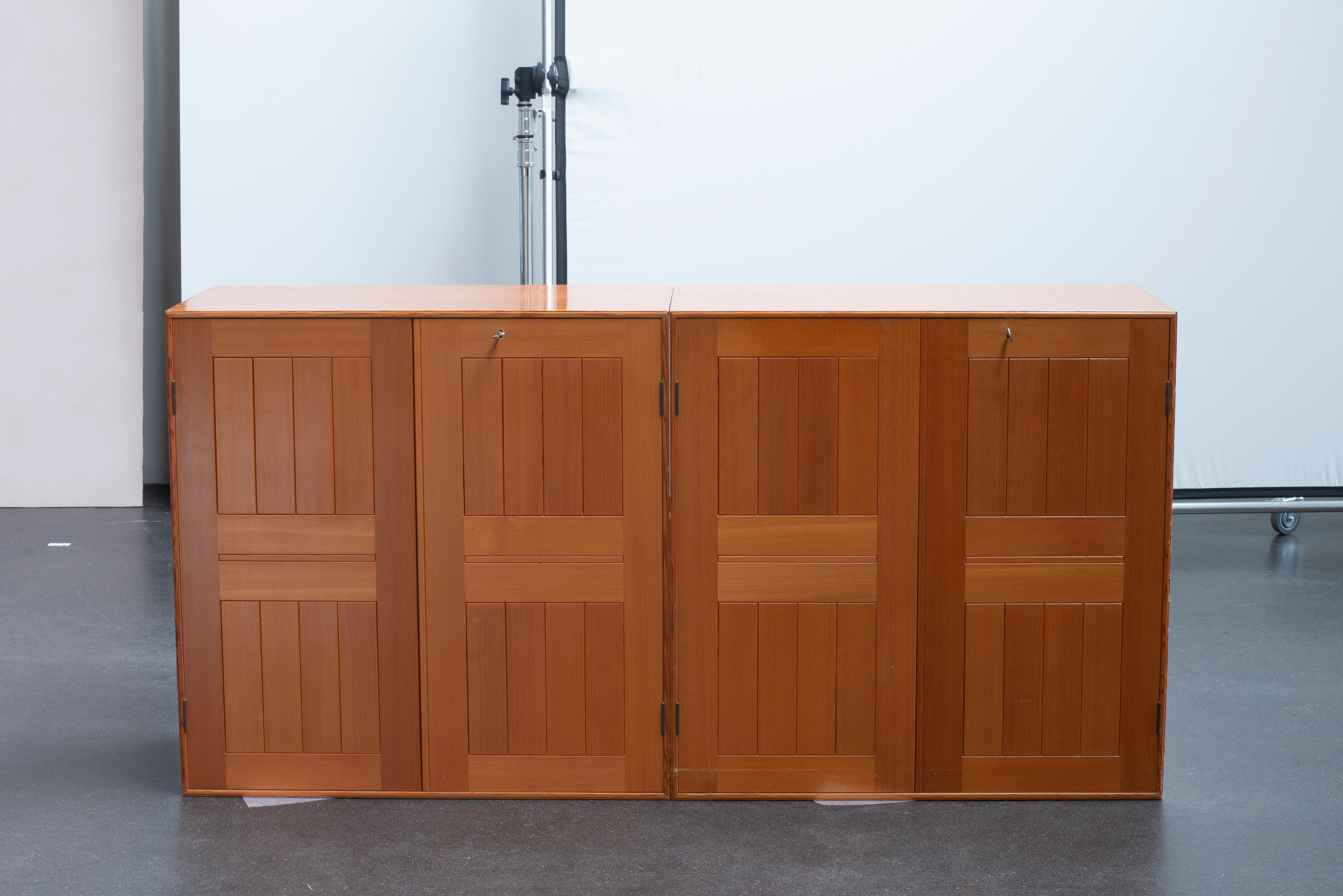 Scandinavo moderno Mogens Koch Due armadi in pino dell'Oregon per Rud. Rasmussen in vendita