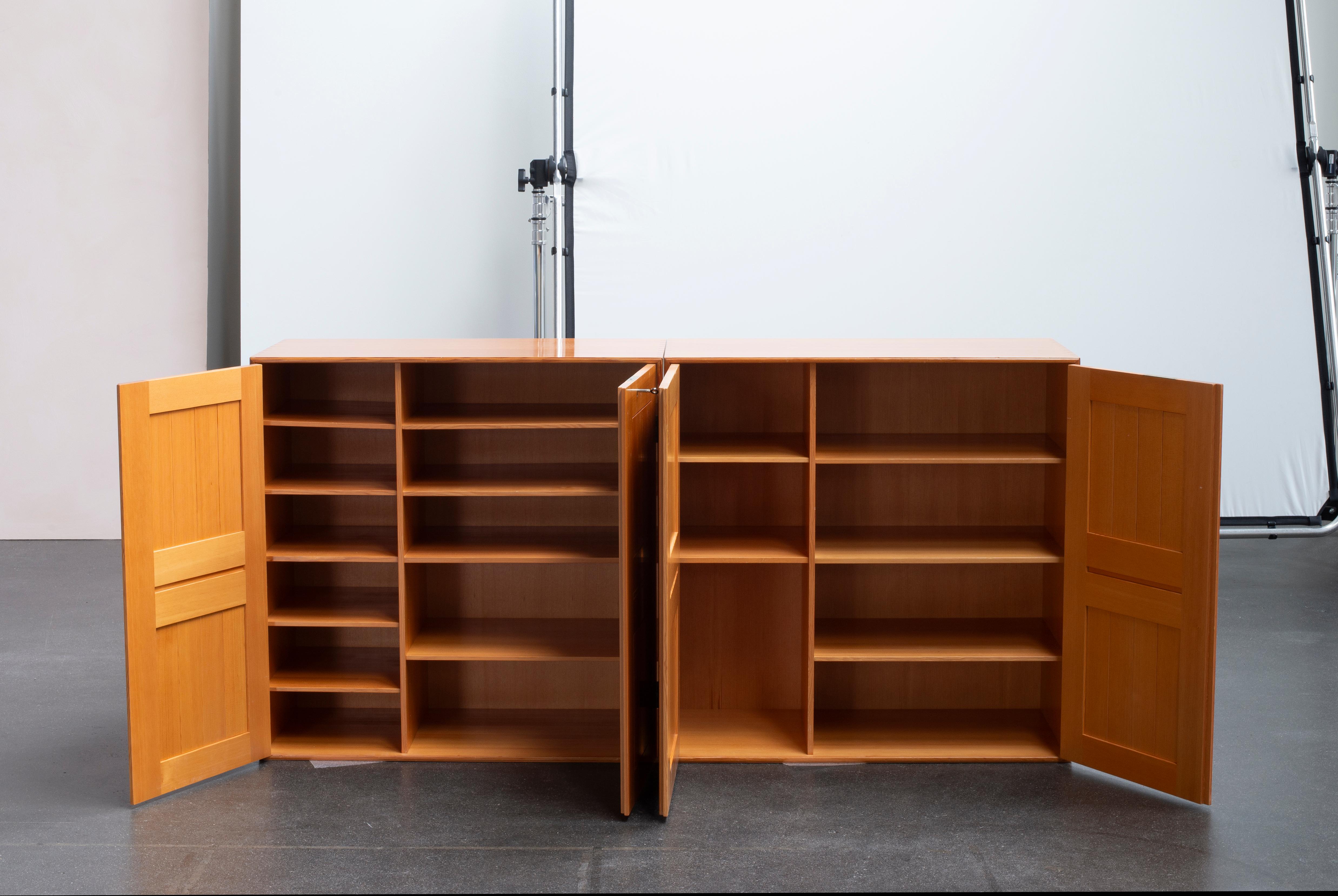 Danese Mogens Koch Due armadi in pino dell'Oregon per Rud. Rasmussen in vendita