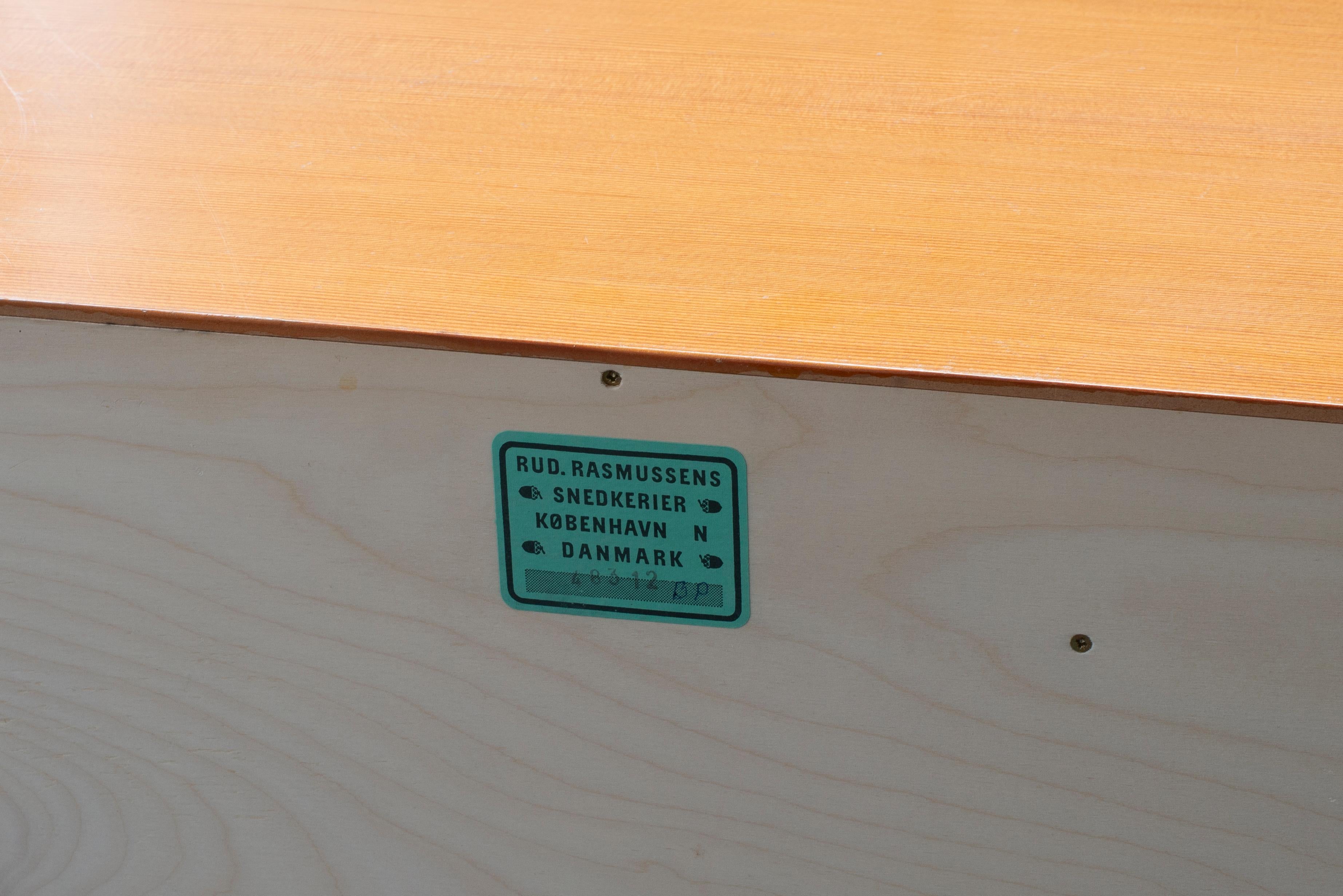 Laccato Mogens Koch Due armadi in pino dell'Oregon per Rud. Rasmussen in vendita