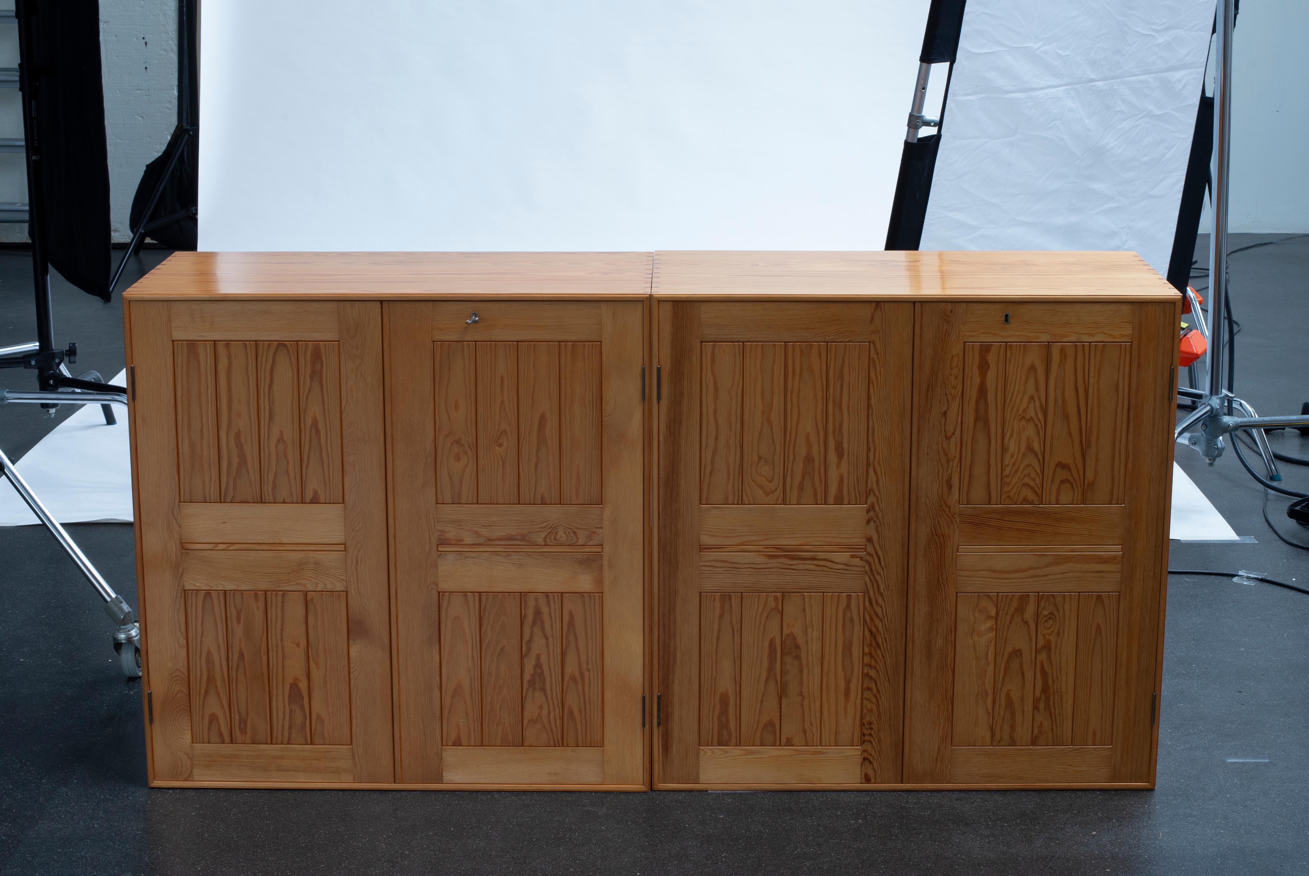 Scandinavo moderno Mogens Koch Two Cabinets in Pine for Rud. Rasmussen in vendita