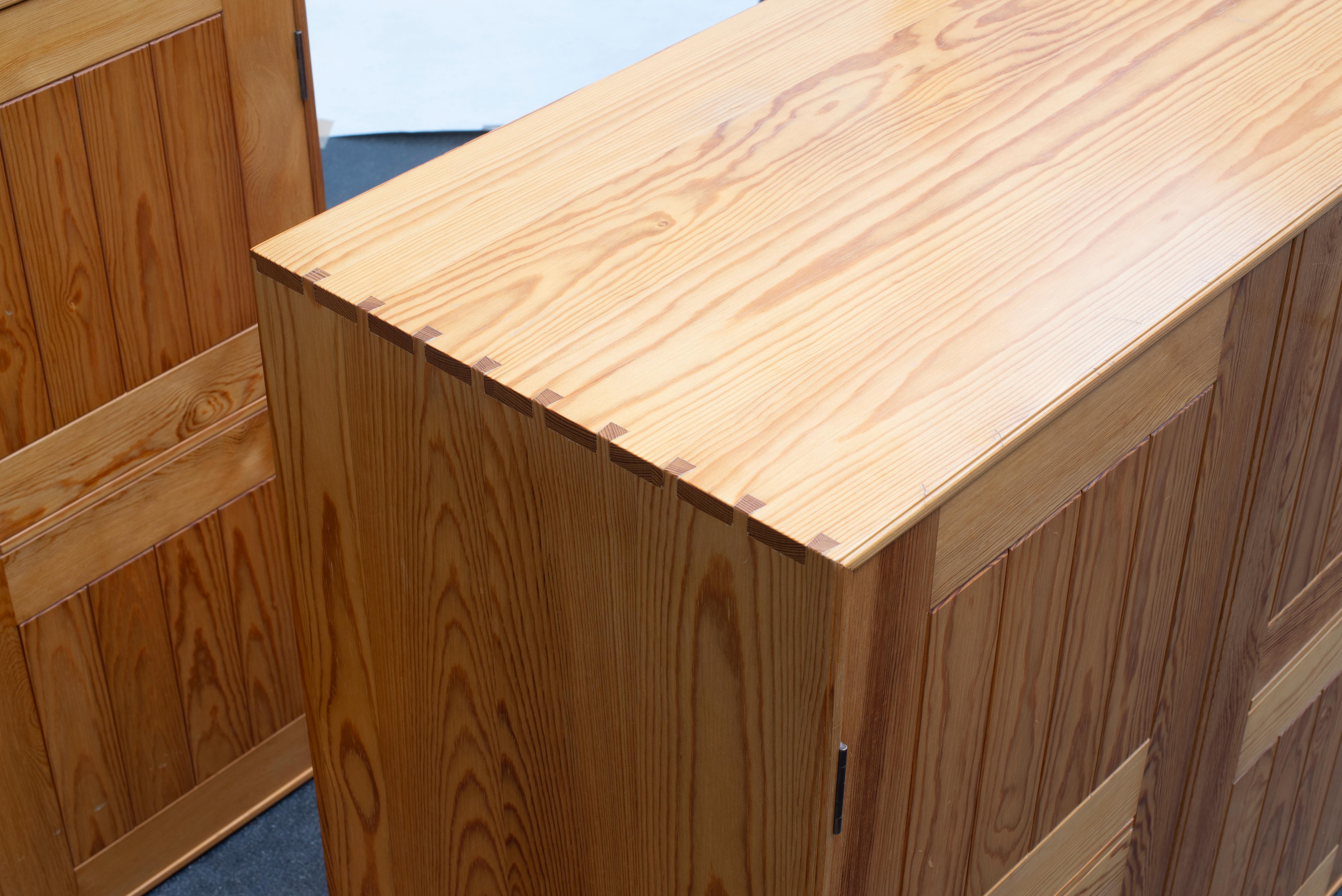 Mogens Koch Two Cabinets in Pine for Rud. Rasmussen In condizioni buone in vendita a Copenhagen, DK