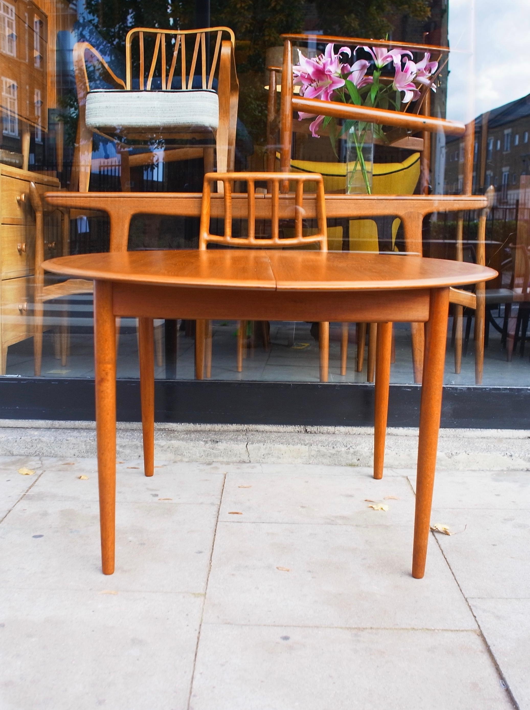 Mogens Kold MK 216 Teak Round Dining Table by Arne Hovmand-Olsen 7