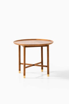 Mogens Lassen (attribué à) Table basse en laiton, orme et noyer, par K. Thomsen, années 1940
