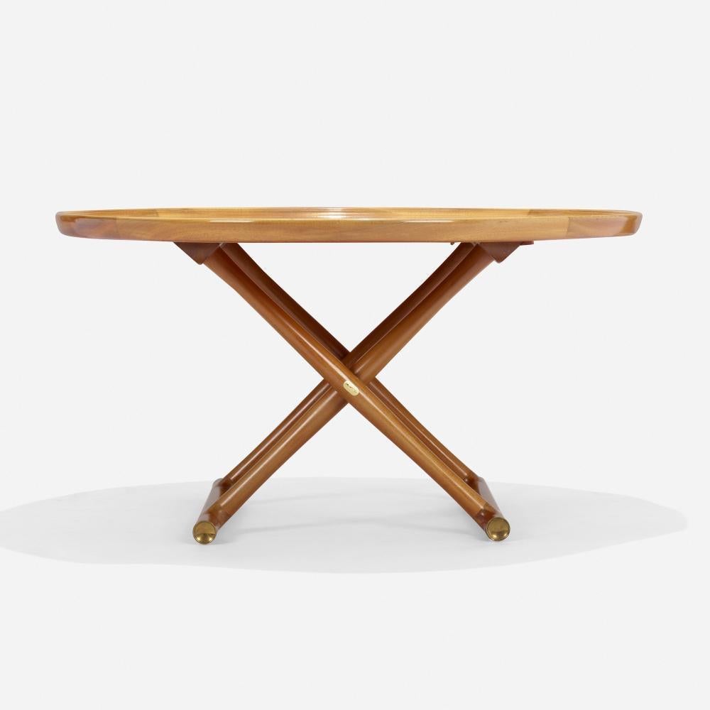 Table égyptienne conçue par Mogens Lassen en bois d'érable clair avec un plateau circulaire, des pieds pliants en forme de X et des traverses de plancher coiffées de laiton. CIRCA a été fabriqué par l'ébéniste A. J. Iversen au Danemark vers les