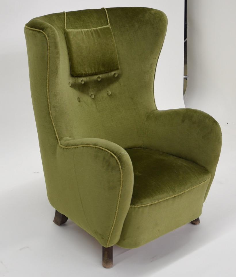 Mogens Lassen armchair from 1940s with curved sides and back, upholstered with green plush, buttoned back, stained wood legs, cylindrical front legs. Mid-Century Modern, Denmark.
Measures: H. 100 cm, B. 78 cm, seat height 34 cm.
Traces of wear
