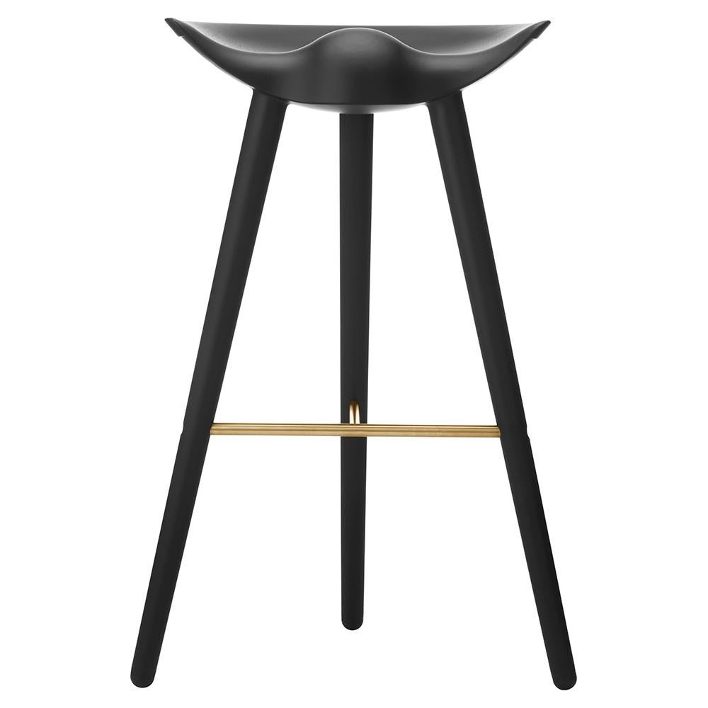 En 1942, Mogens Lassen a conçu le tabouret ML42 pour une exposition de meubles organisée au Musée danois des arts décoratifs. Il s'est inspiré des tabourets utilisés par les cordonniers d'autrefois et en a transposé l'aspect léger et élégant dans la