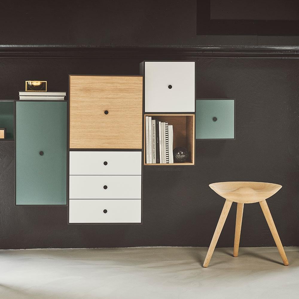 En 1942, Mogens Lassen diseñó el Taburete ML42 como pieza para una exposición de muebles celebrada en el Museo Danés de Arte Decorativo. Inspirándose en los prácticos taburetes utilizados tradicionalmente por los zapateros, Lassen reinterpretó su