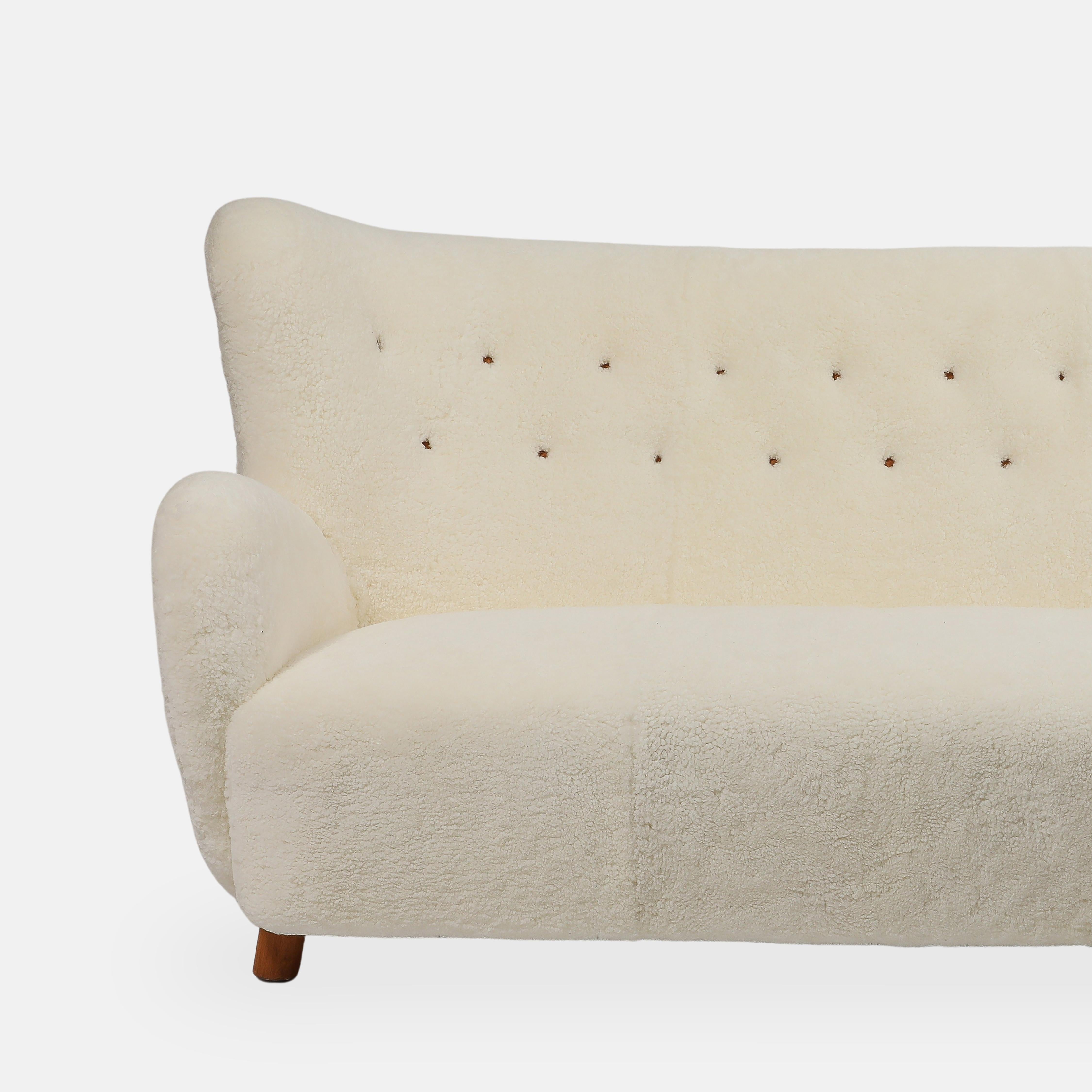 Raro sofá orgánico Mogens Lassen en bouclé marfil, Dinamarca, años 30 Bouclé en venta