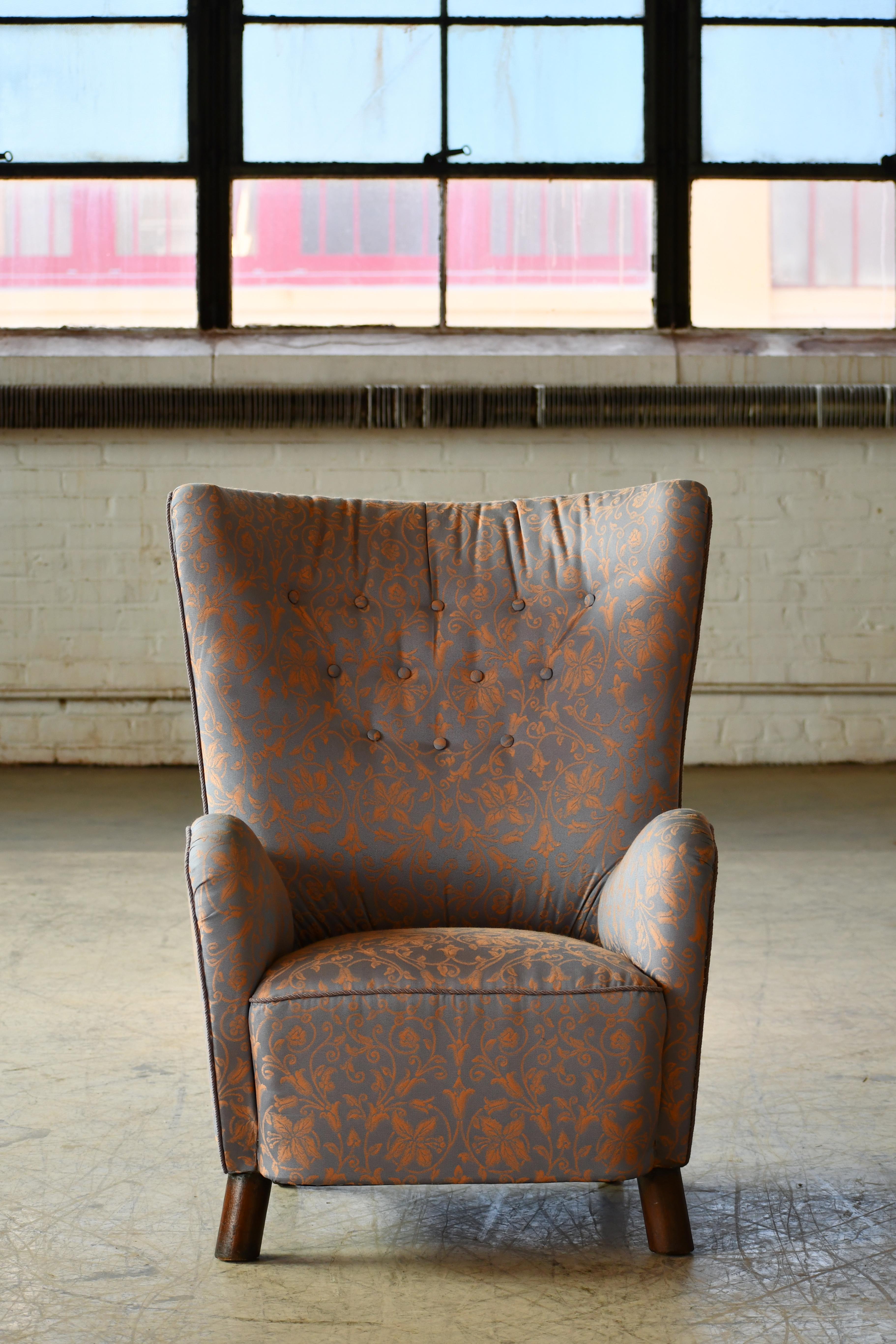 Superbe chaise longue à dossier haut des années 1940 dans le style de Flemming.  Lassen aux formes organiques très sculpturales et aux proportions harmonieuses. Polyvalent, il convient parfaitement aux espaces plus restreints qui ont besoin d'un