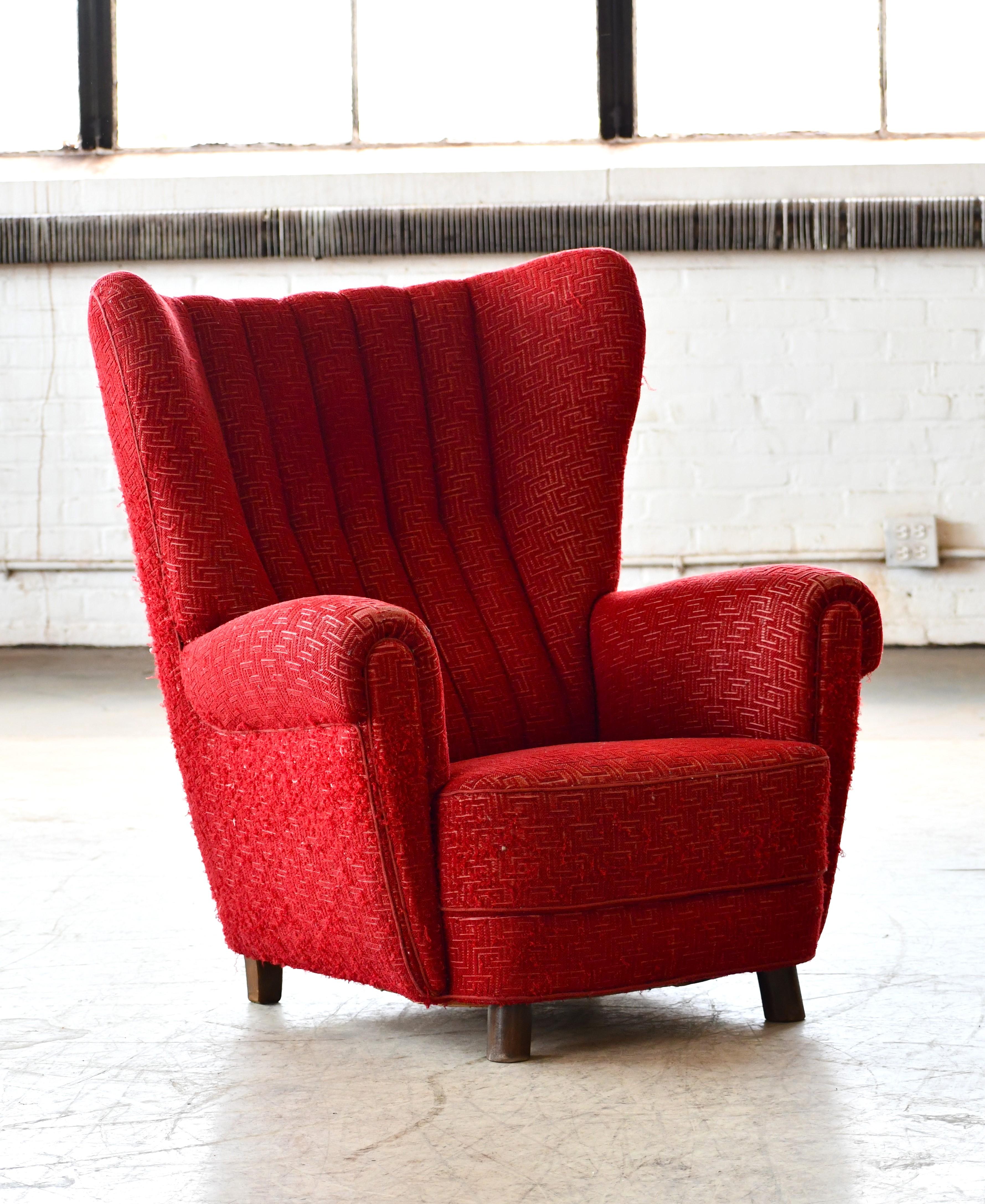 Sehr charmanter Sessel mit hoher Rückenlehne aus den 1940er Jahren im Stil von Mogens Lassen mit sehr skulpturaler, organischer Form und harmonischen Proportionen. Die leicht gespreizten Vorderbeine sind typisch für Lassen-Designs. Gestellt auf