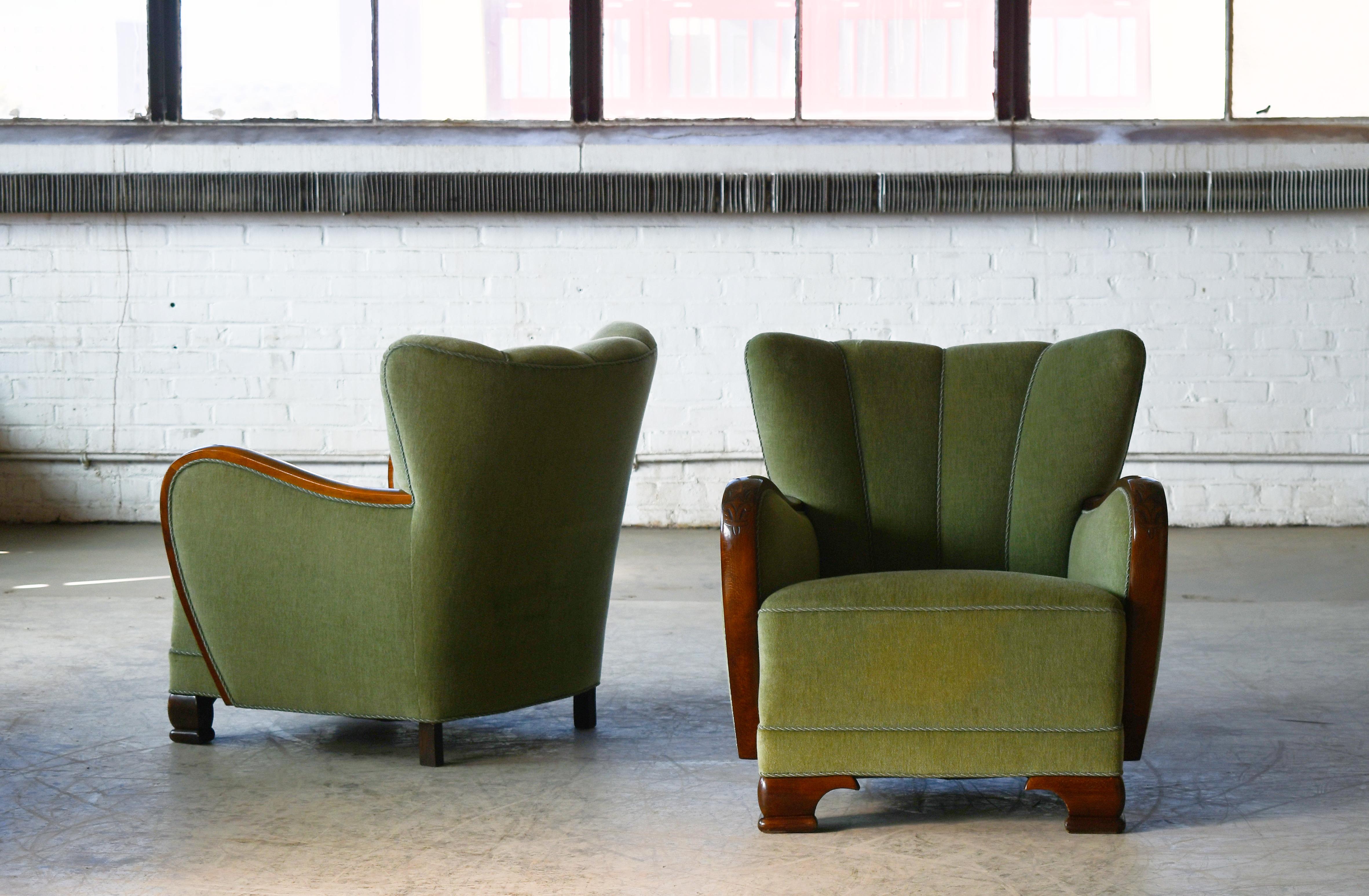 Super charmantes Paar Sessel aus den 1940er Jahren im Stil von Mogens Lassen mit einer sehr skulpturalen, organischen Form und harmonischen Proportionen. Vielseitig und sehr gut geeignet für einen kleineren Raum, der eine stärkere Aussage braucht.
