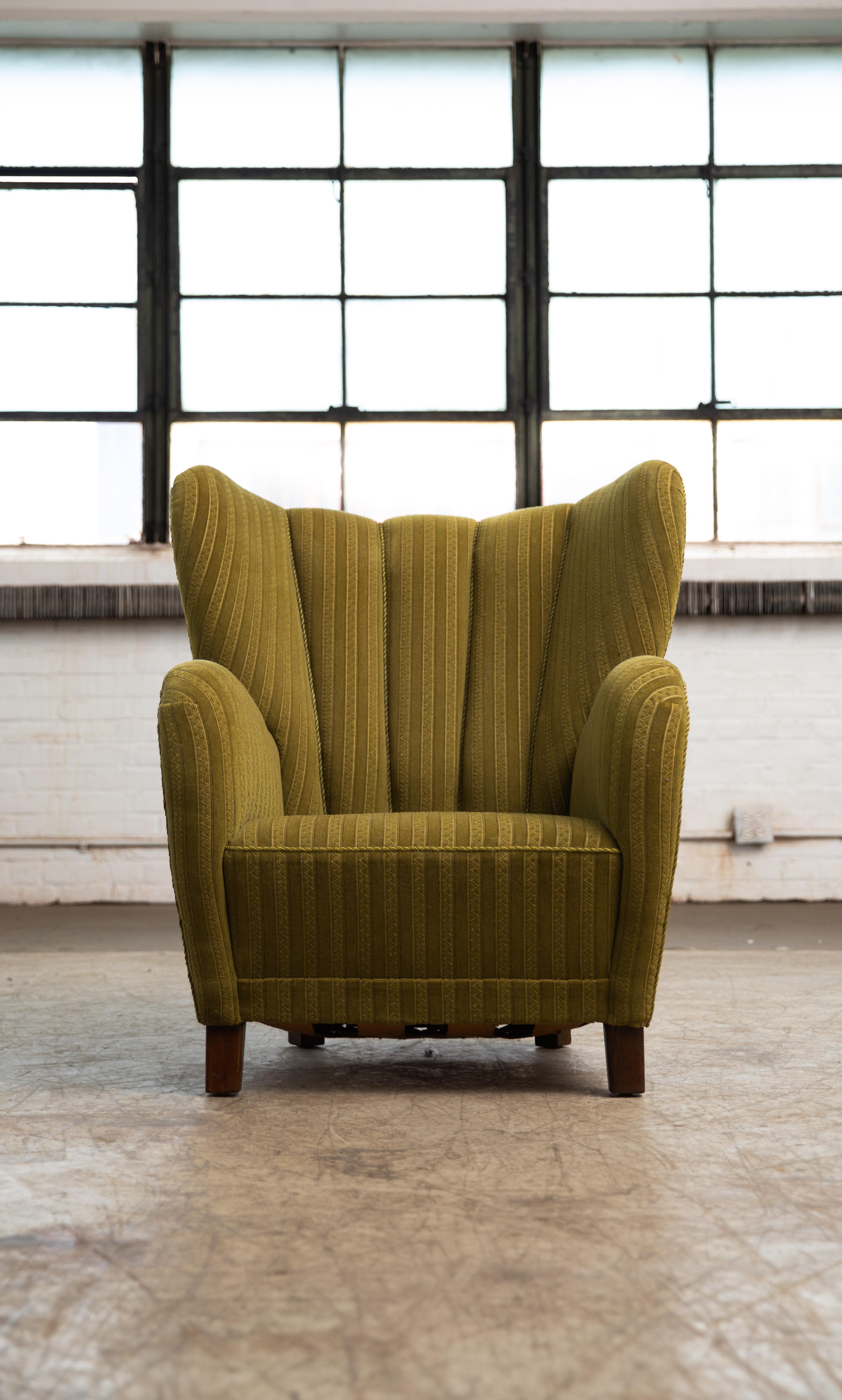 Mogens Lassen Style Danish 1940s Lounge or Club Chair in Green Mohair Fabric In Good Condition In Bridgeport, CT