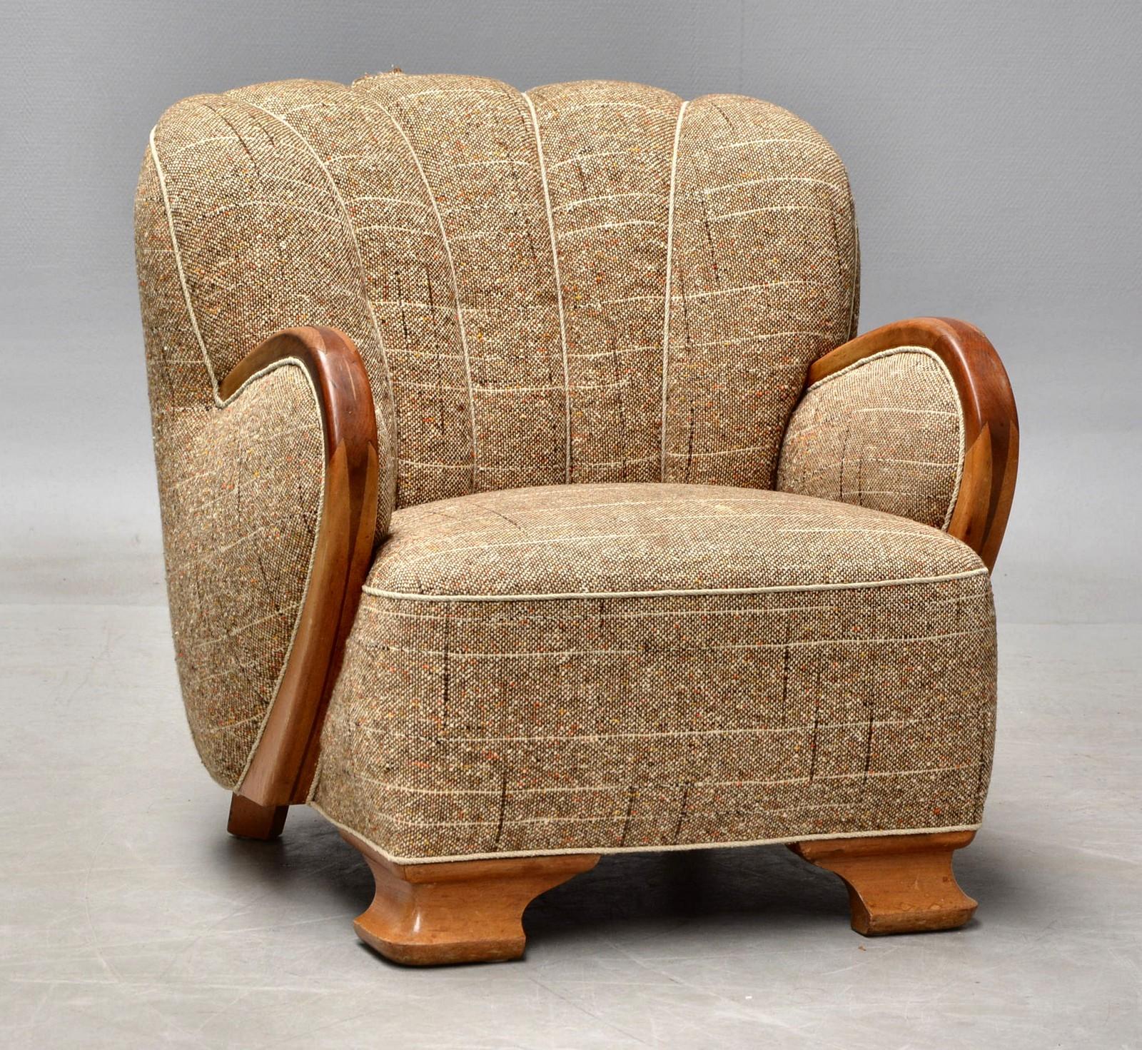 Fantastischer Sessel aus den 1930er-1940er Jahren im Stil von Mogens Lassen aus der Zeit des späten Art déco und der frühen Mitte des Jahrhunderts. Mit seinen üppigen Proportionen und den detaillierten Holzarbeiten aus Ulme und Mahagoni ist er ein