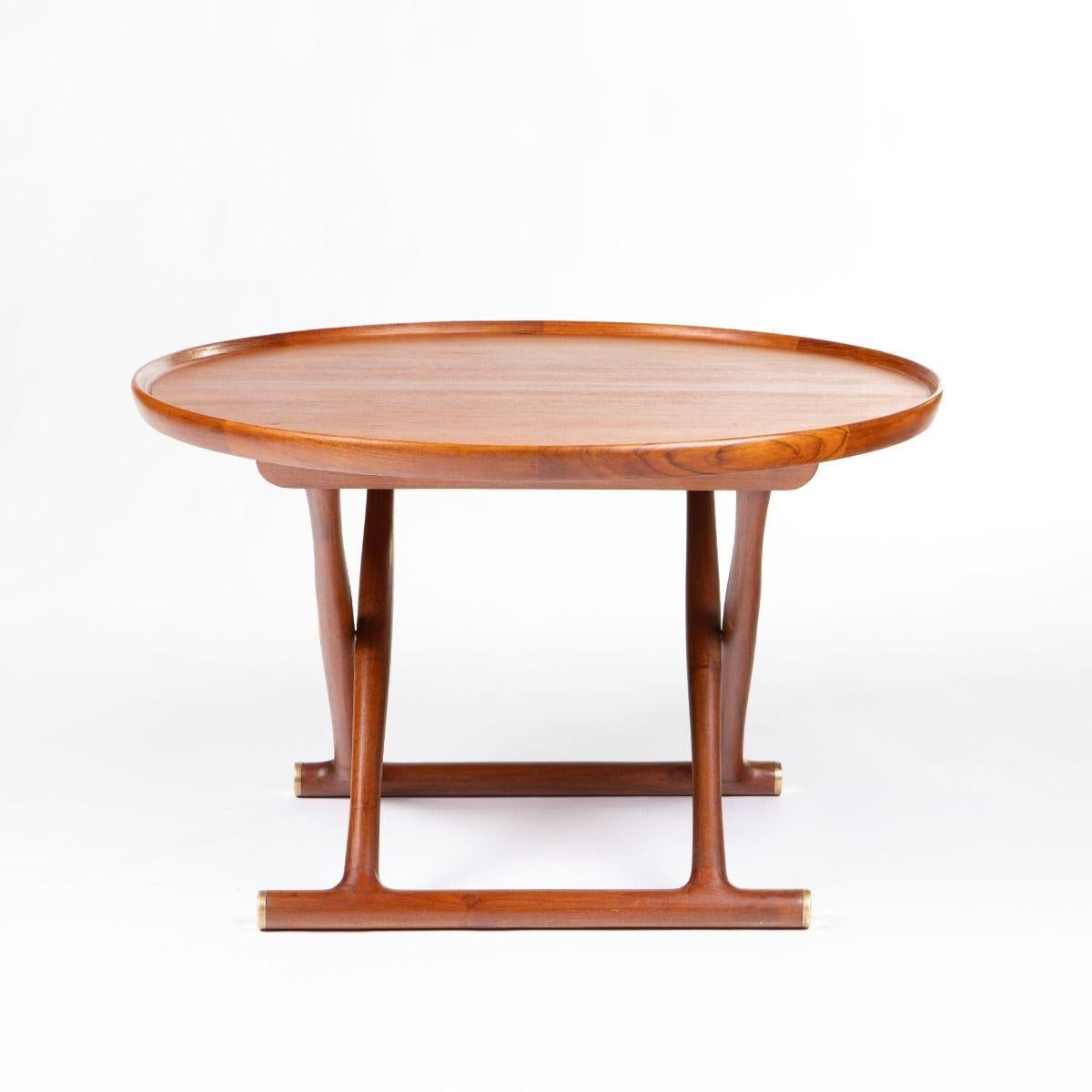 Mogens Lassen (1901-1987)
Dieser ikonische ägyptische Tisch wurde in den späten 1930er Jahren von Mogens Lassen entworfen, der sich von altägyptischen Klappmöbeln inspirieren ließ. Mit seinen klaren Linien und seiner skulpturalen Form ist er ein