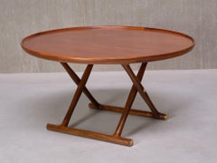 Mesa baja "egipcia" Mogens Lassen, teca y latón, A.J. Iversen, Dinamarca