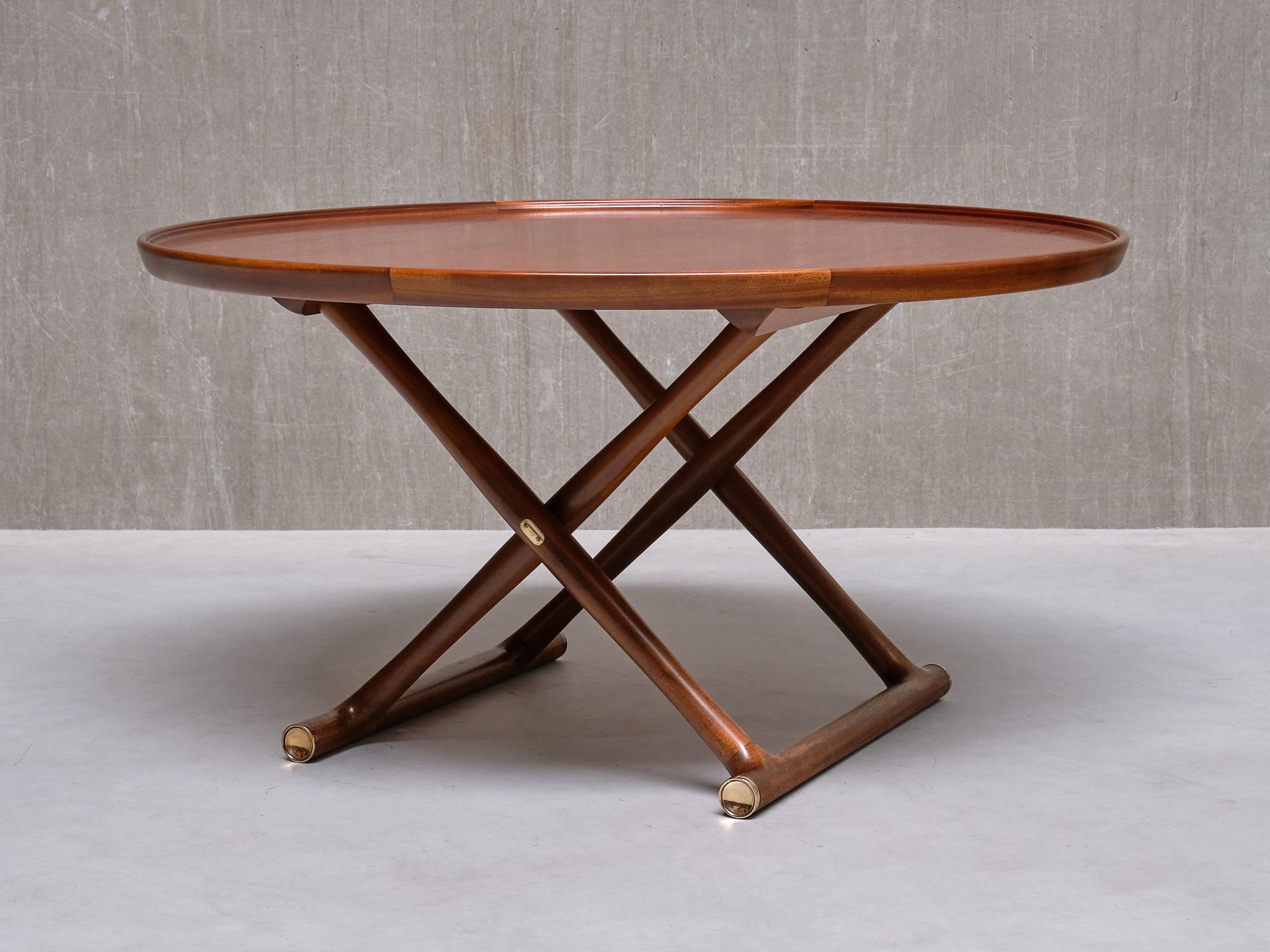 Milieu du XXe siècle Table basse égyptienne de Mogens Lassen, teck et laiton, A.J. Iversen, Danemark en vente