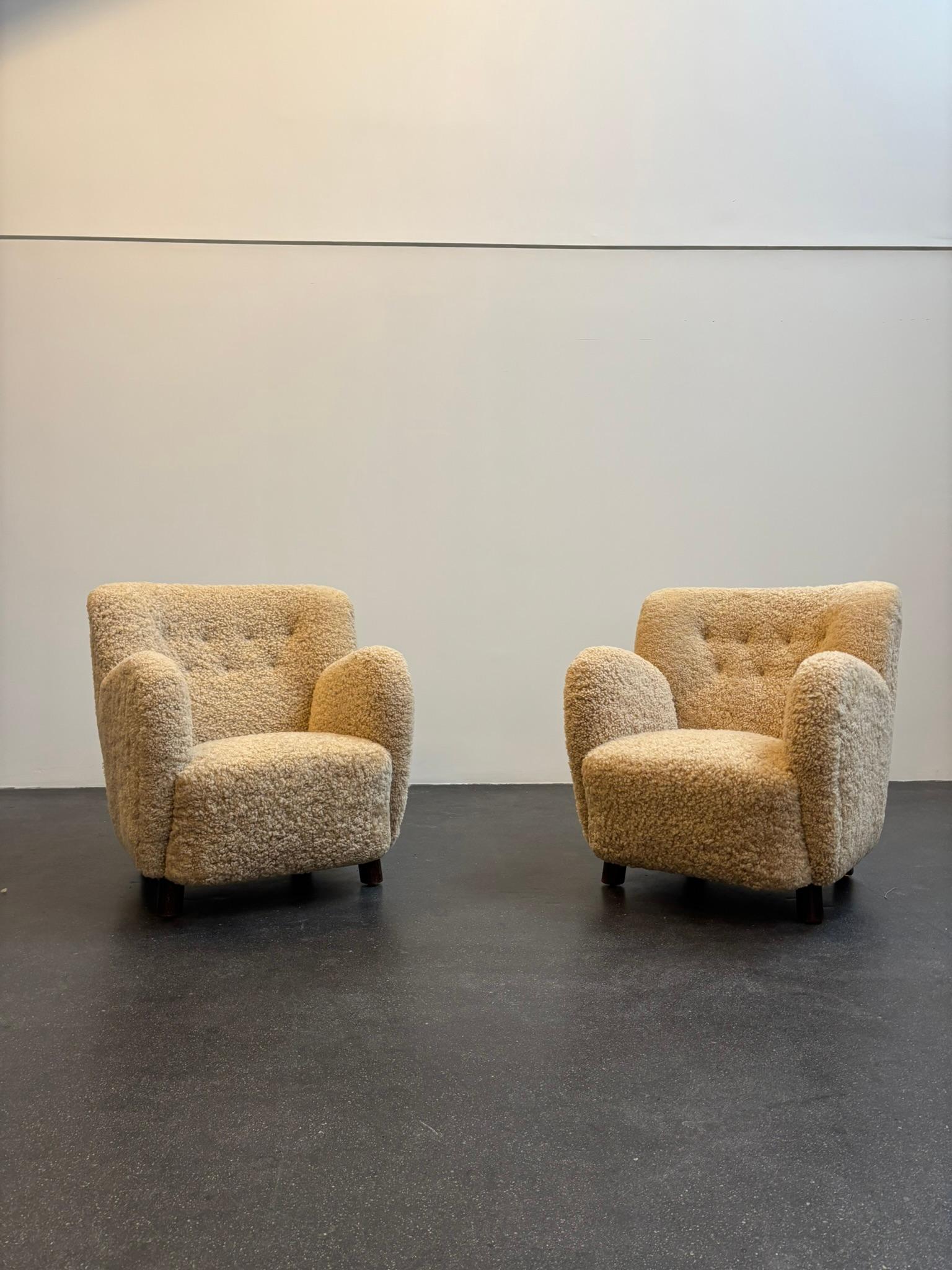 Mogens Lasssen Coppia di poltrone in olmo e pelle di pecora, anni '40 in vendita 3