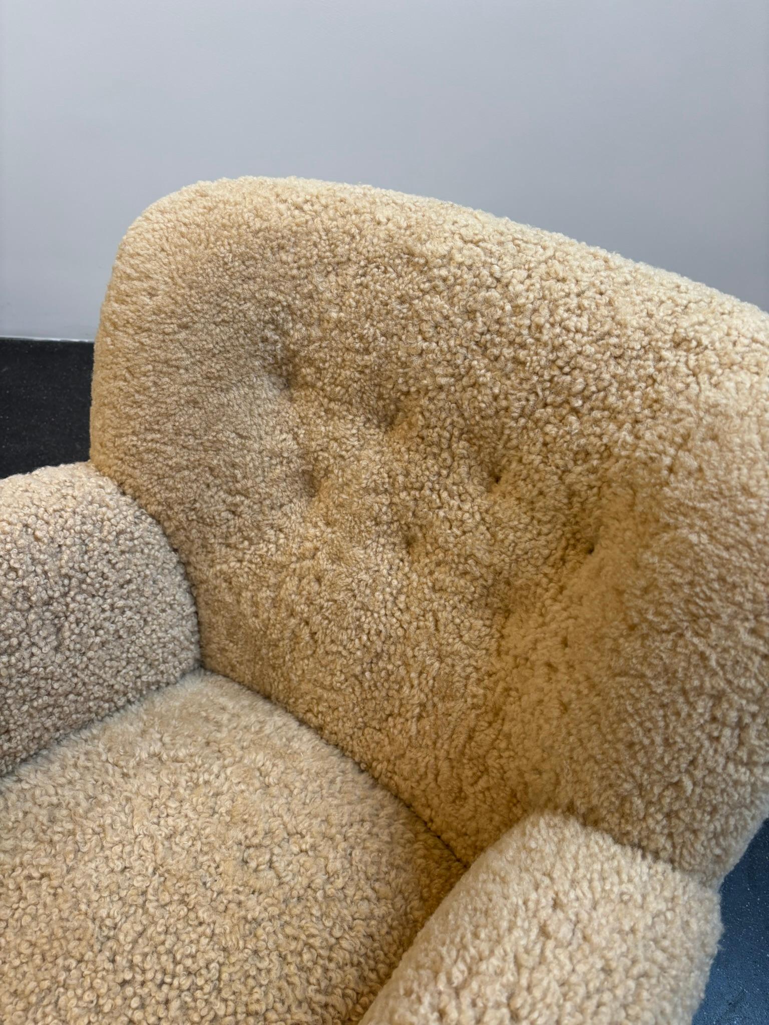 Mogens Lasssen Coppia di poltrone in olmo e pelle di pecora, anni '40 in vendita 5