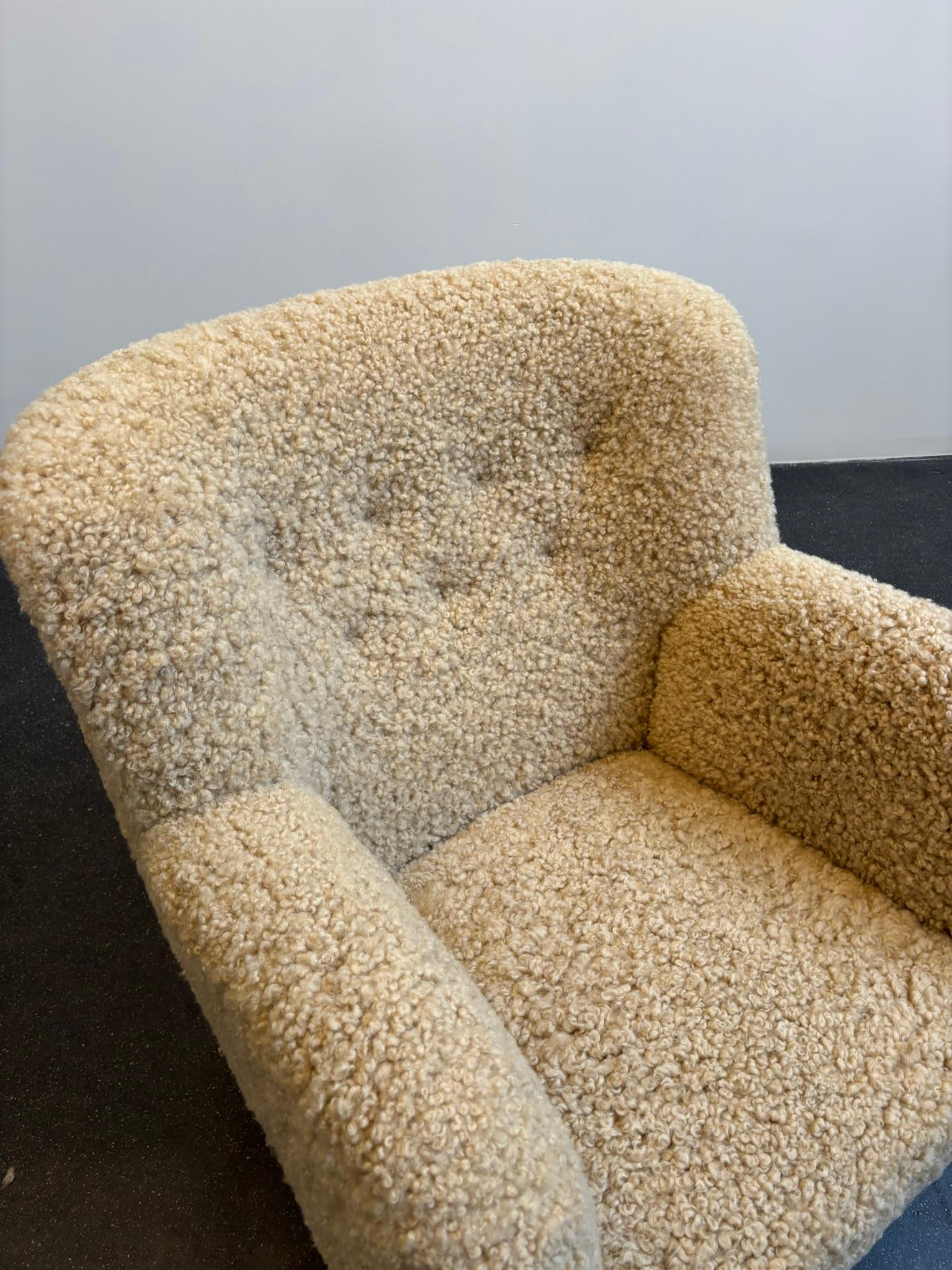 Mogens Lasssen Coppia di poltrone in olmo e pelle di pecora, anni '40 in vendita 6