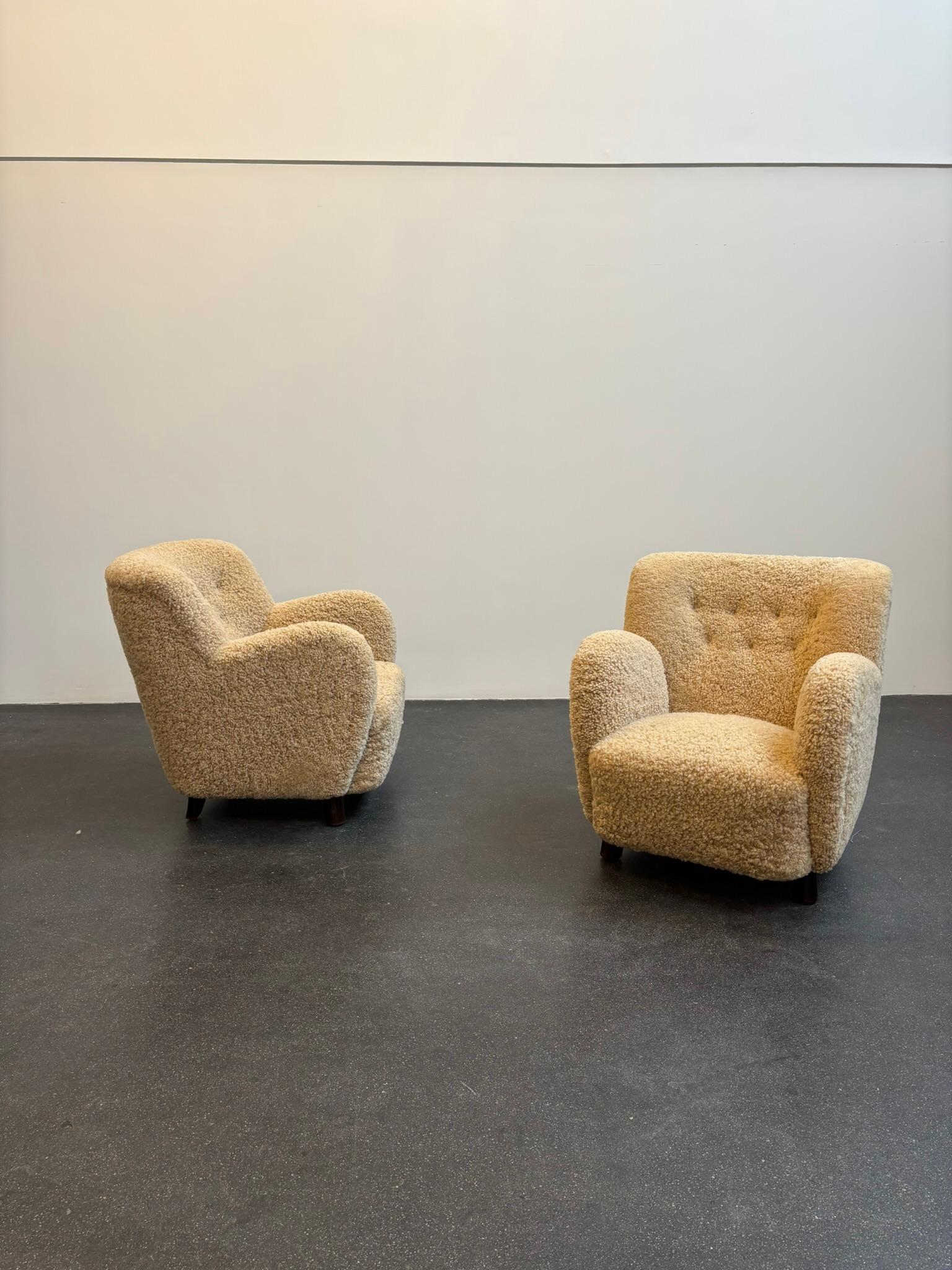 Mogens Lasssen Coppia di poltrone in olmo e pelle di pecora, anni '40 in vendita 8